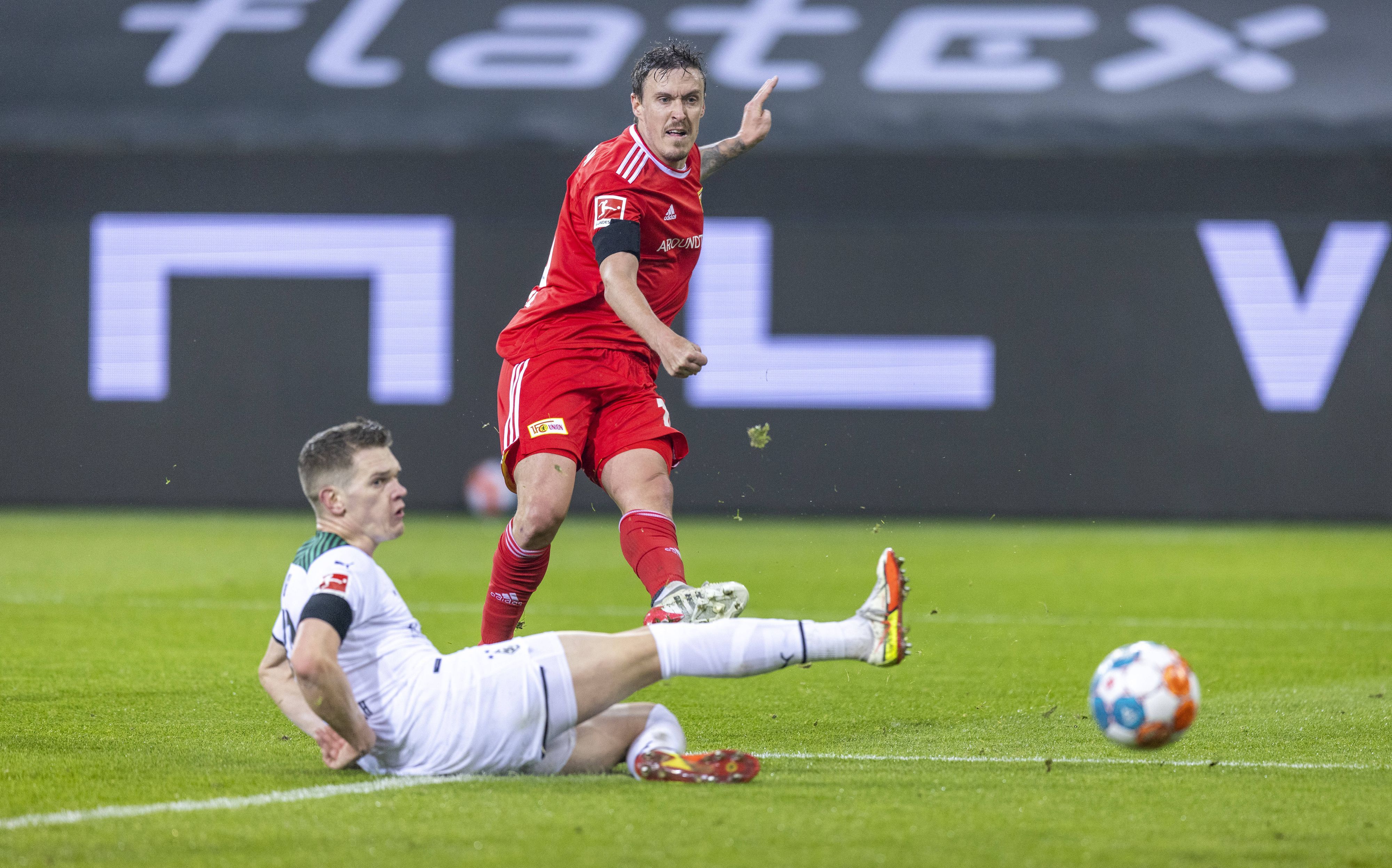 Tor zum 1:2 durch Unions Max Kruse gegen Matthias Ginter von Borussia Mönchengladbach am 22. Januar 2022 im Borussia-Park.