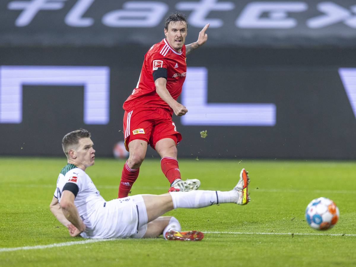 Tor zum 1:2 durch Unions Max Kruse gegen Matthias Ginter von Borussia Mönchengladbach am 22. Januar 2022 im Borussia-Park.
