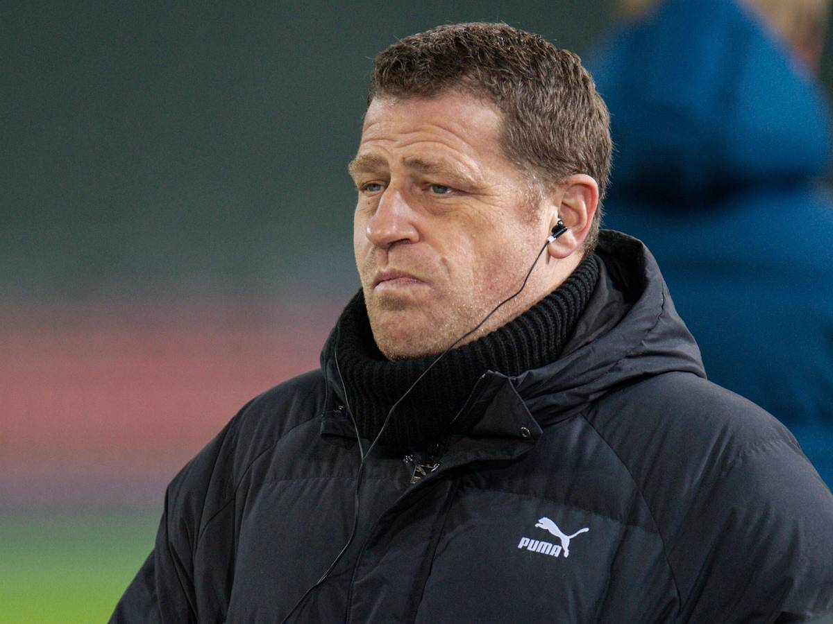 Max Eberl, Sportdirektor von Borussia Mönchengladbach, hier zu sehen bei einem TV-Interview am 15. Januar 2022 im Borussia-Park. Eberl hat Kopfhörer im Ohr und blickt nachdenklich nach vorne.
