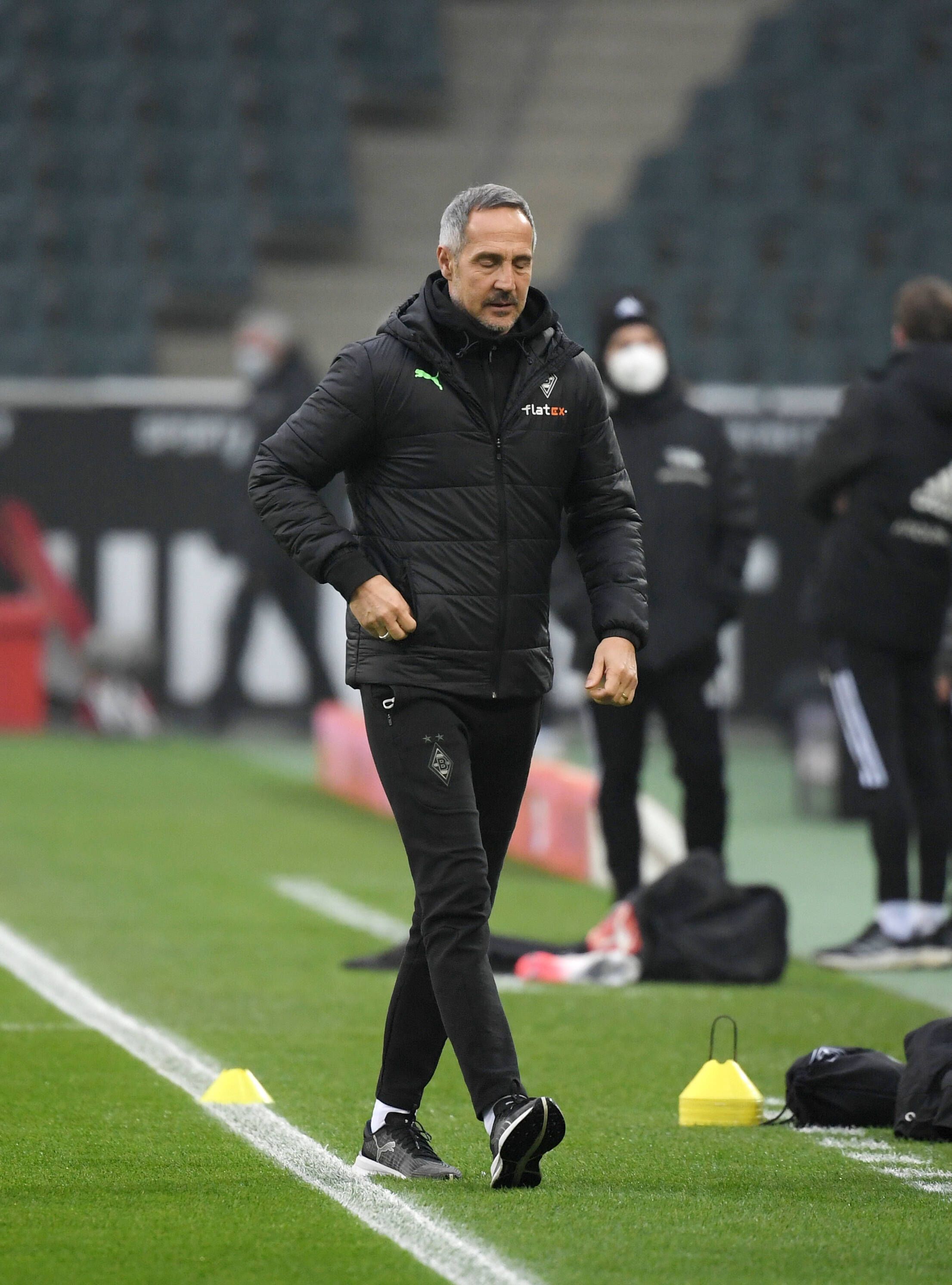 Adi Hütter, Trainer von Borussia Mönchengladbach, schaut am 22. Januar 2022 im Borussia-Park traurig Richtung Boden.
