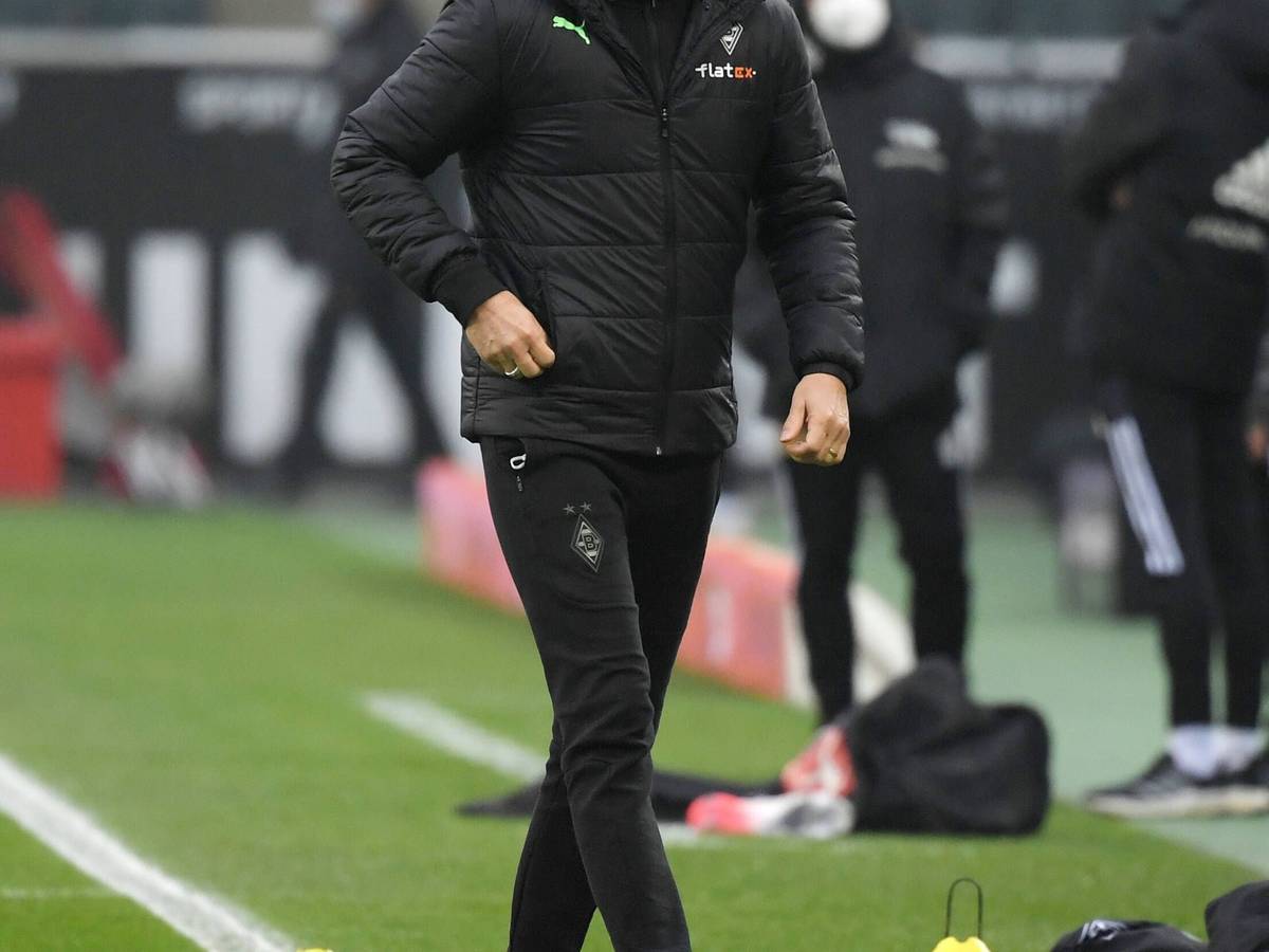 Adi Hütter, Trainer von Borussia Mönchengladbach, schaut am 22. Januar 2022 im Borussia-Park traurig Richtung Boden.