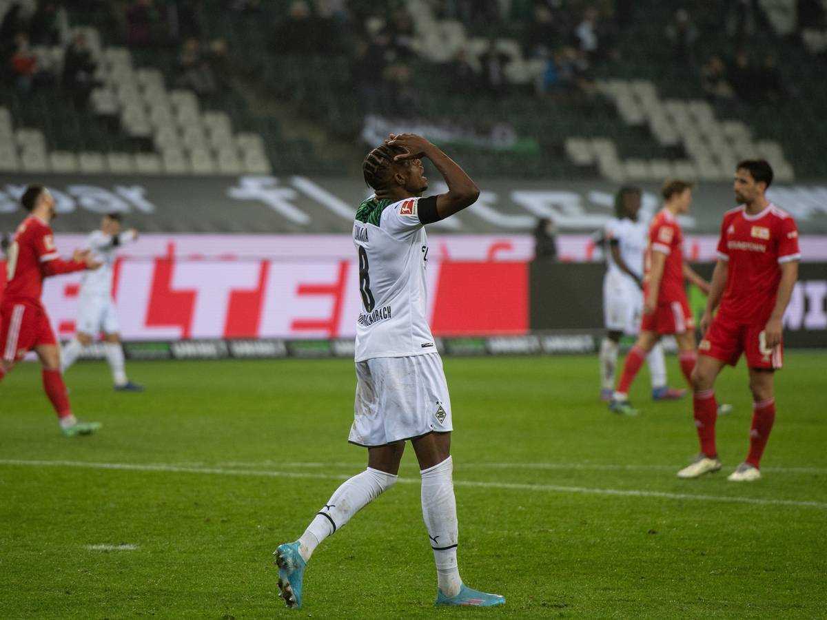 Mönchengladbachs Denis Zakaria ärgert sich nach einer vergebenen Torgelegenheit gegen Union Berlin am 22. Januar 2022 im Borussia-Park.