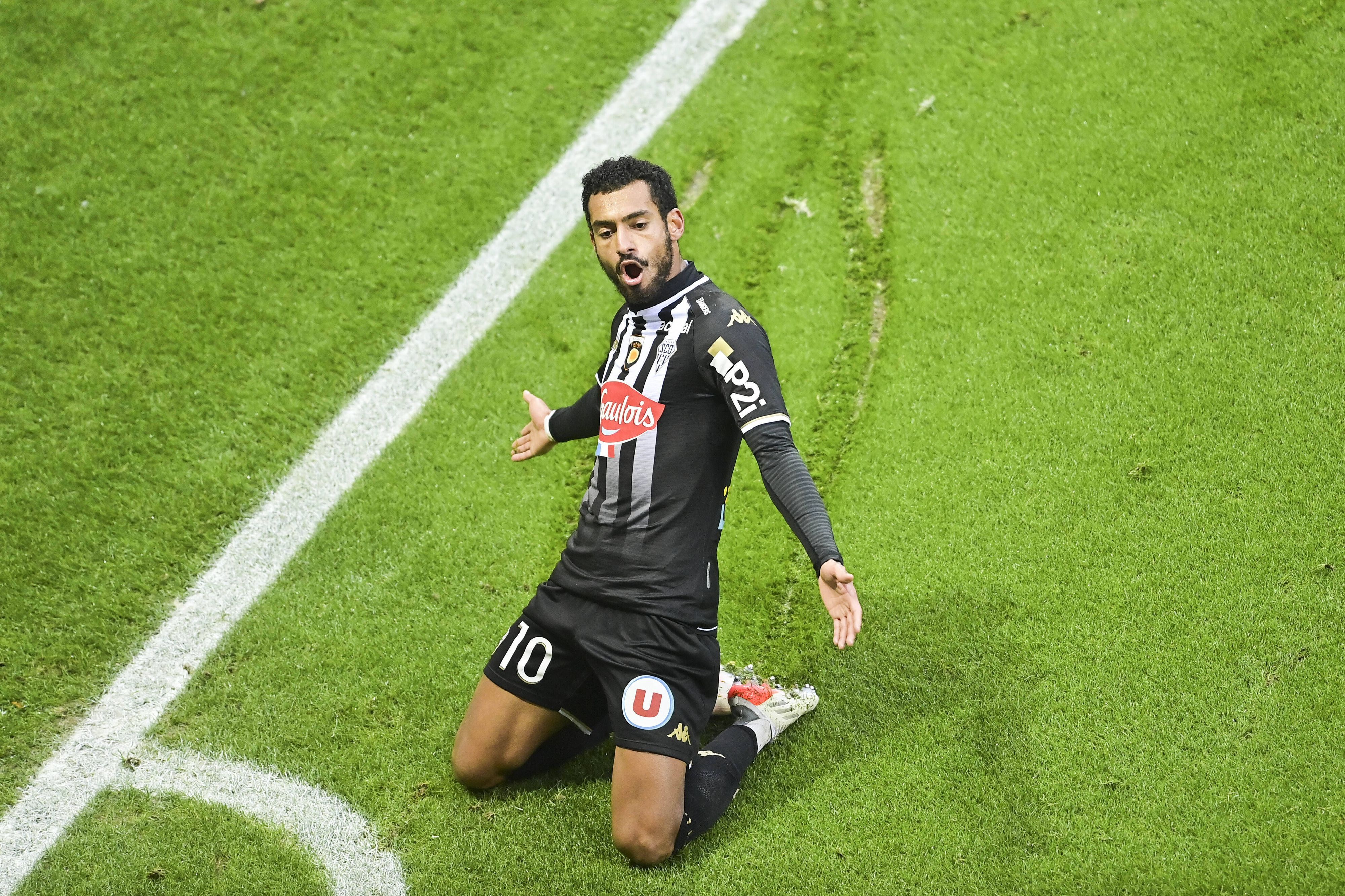 Joie des joueurs d Angers apres le but de Angelo Fulgini Angers FOOTBALL : Reims vs Angers - Ligue1 - 05/12/2021 JBAutissier/Panoramic PUBLICATIONxNOTxINxFRAxITAxBEL