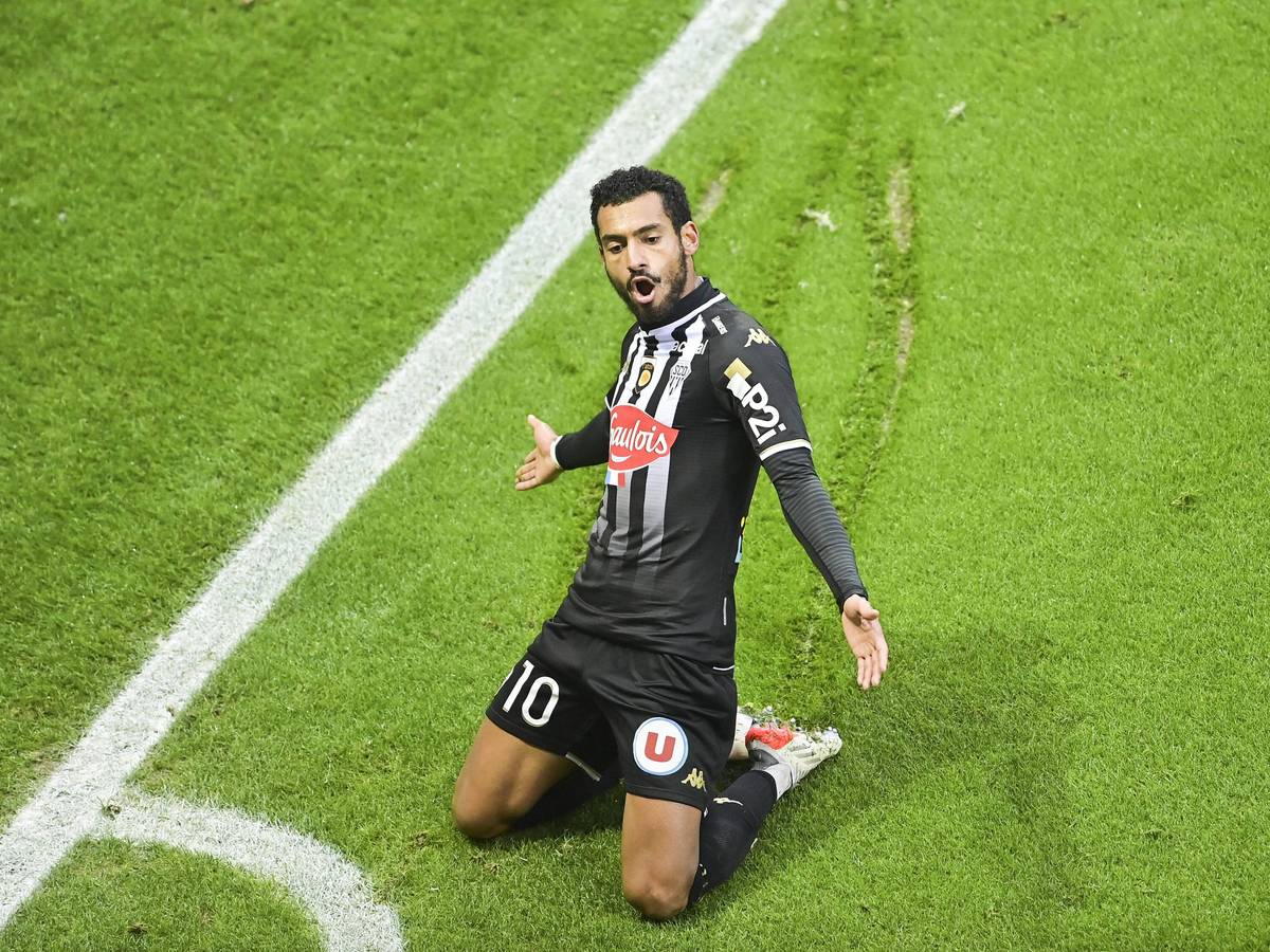 Angelo Fulgini von SCO Angers am 5. Dezember 2021 im Spiel gegen Reims. Fulgini jubelt über ein Tor und rutscht auf den Knien in Richtung Eckfahne.