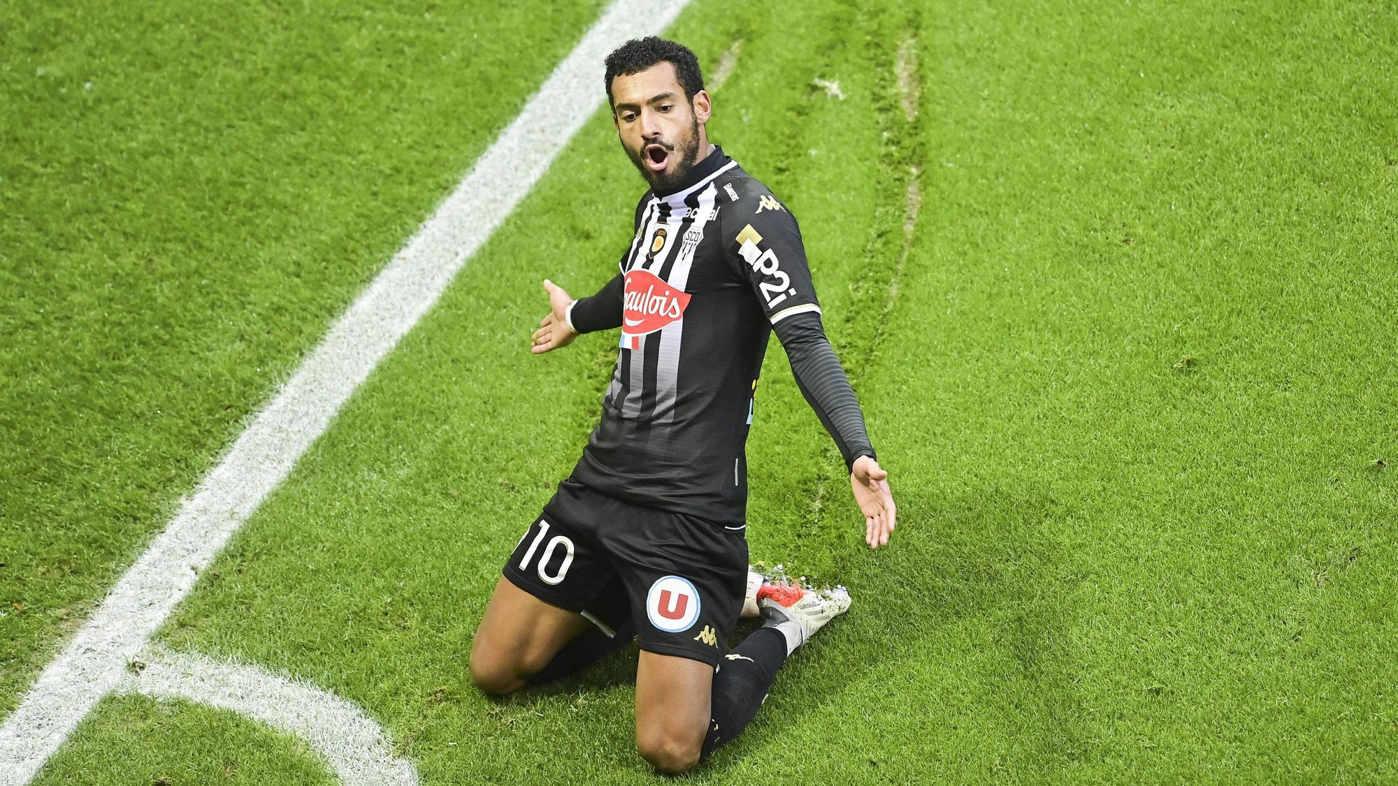 Joie des joueurs d Angers apres le but de Angelo Fulgini Angers FOOTBALL : Reims vs Angers - Ligue1 - 05/12/2021 JBAutissier/Panoramic PUBLICATIONxNOTxINxFRAxITAxBEL