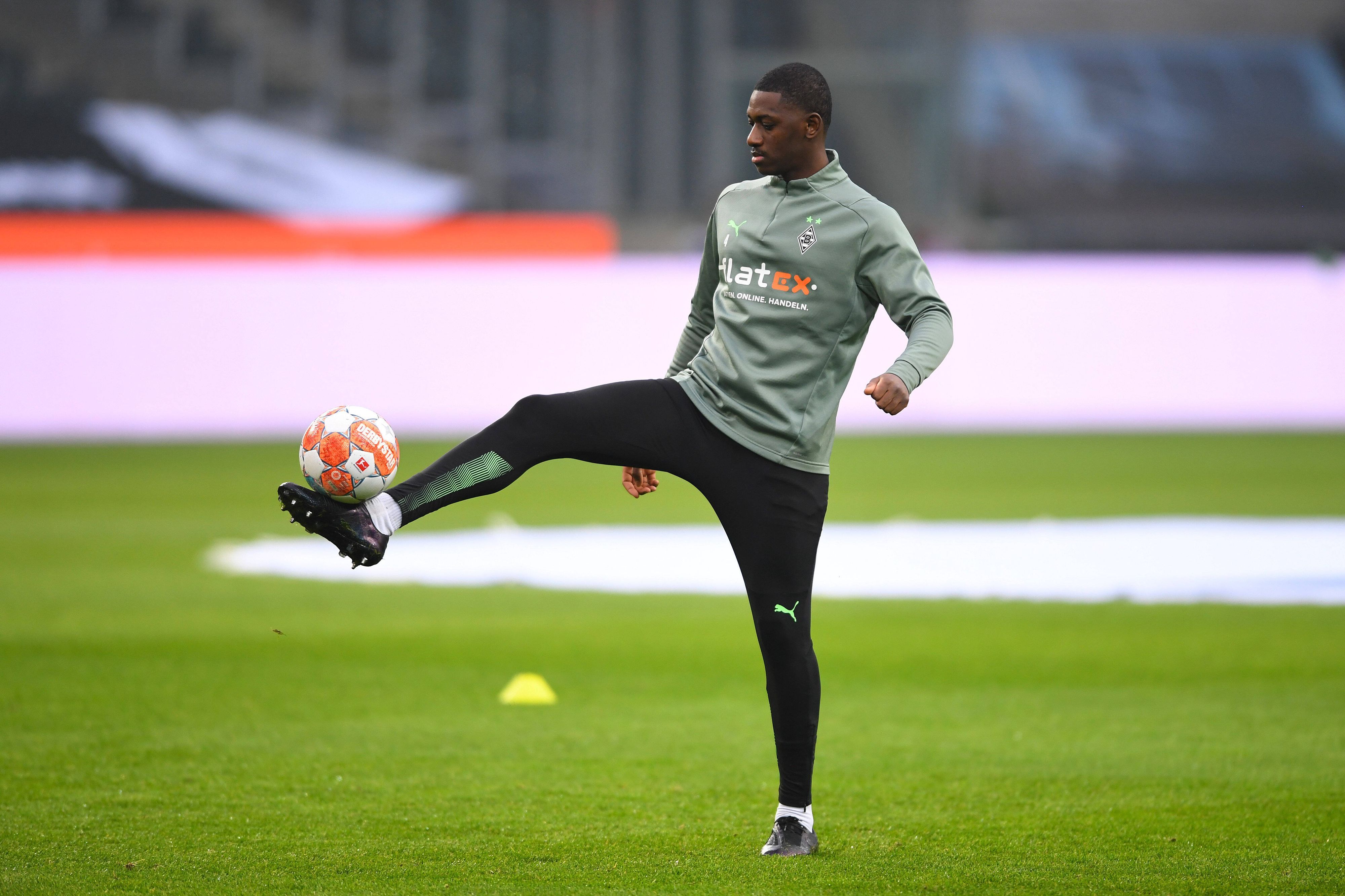 Mamadou Doucouré stand am Samstag (22. Januar 2022) überraschend im Kader von Borussia Mönchengladbach für das Spiel gegen Union Berlin. Das Foto zeigt ihn beim warm machen vor dem Spiel im Borussia-Park.