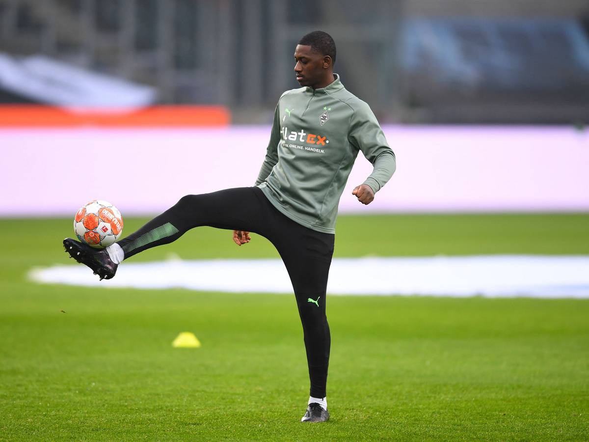 Mamadou Doucouré stand am Samstag (22. Januar 2022) überraschend im Kader von Borussia Mönchengladbach für das Spiel gegen Union Berlin. Das Foto zeigt ihn beim warm machen vor dem Spiel im Borussia-Park.