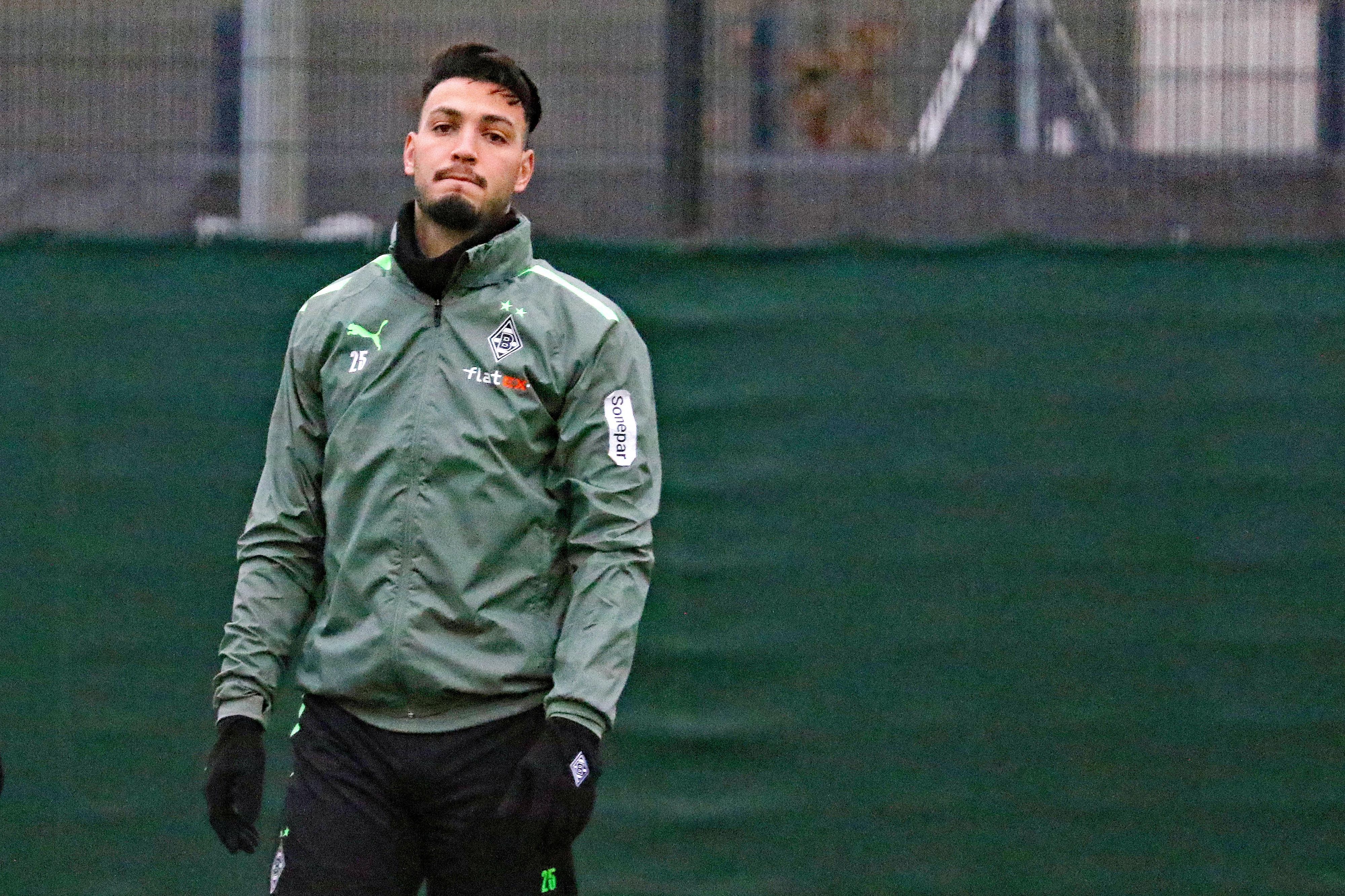 Linksverteidiger Ramy Bensebaini von Borussia Mönchengladbach. Auf diesem Foto ist der Algerier am 13. Dezember 2021 im Borussia-Park zu sehen. Bensebaini schaut in die Kamera des Fotografen.