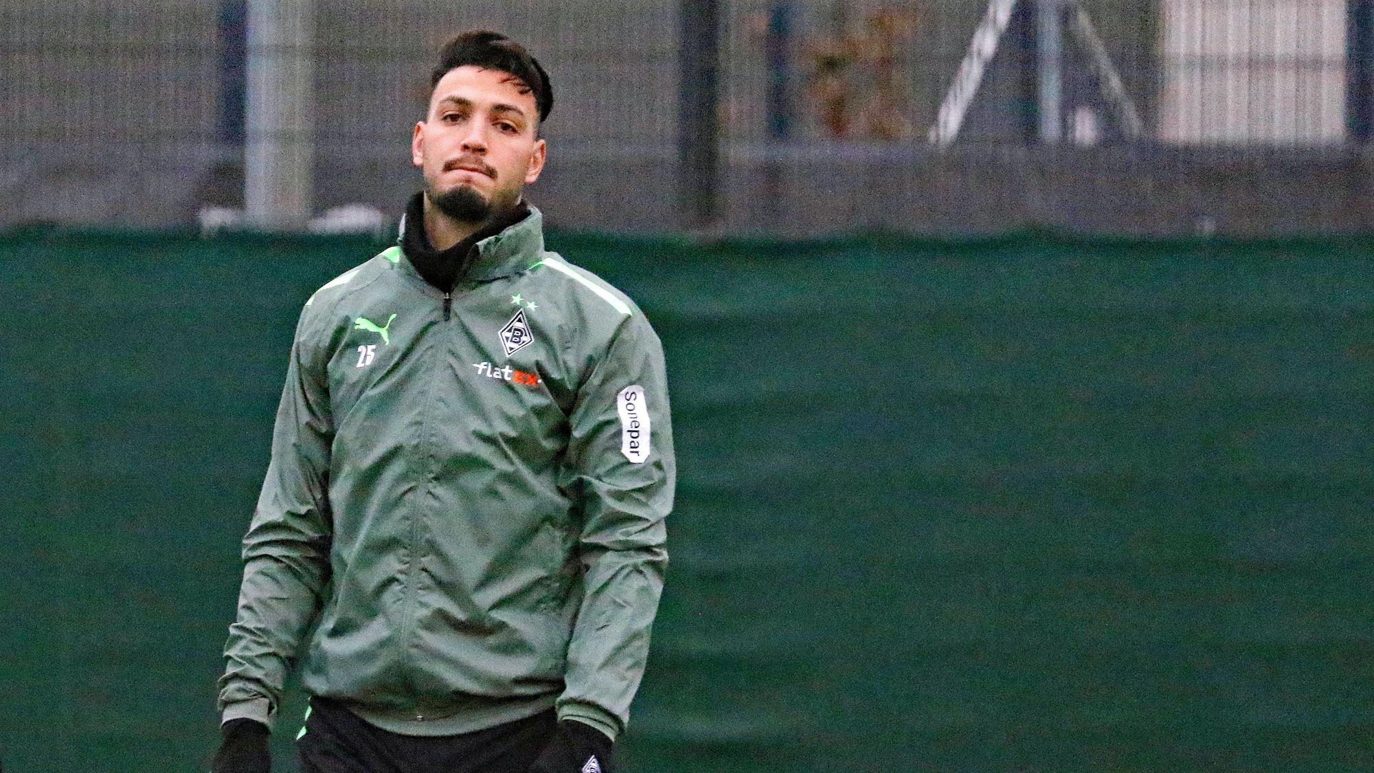 Linksverteidiger Ramy Bensebaini von Borussia Mönchengladbach. Auf diesem Foto ist der Algerier am 13. Dezember 2021 im Borussia-Park zu sehen. Bensebaini schaut in die Kamera des Fotografen.