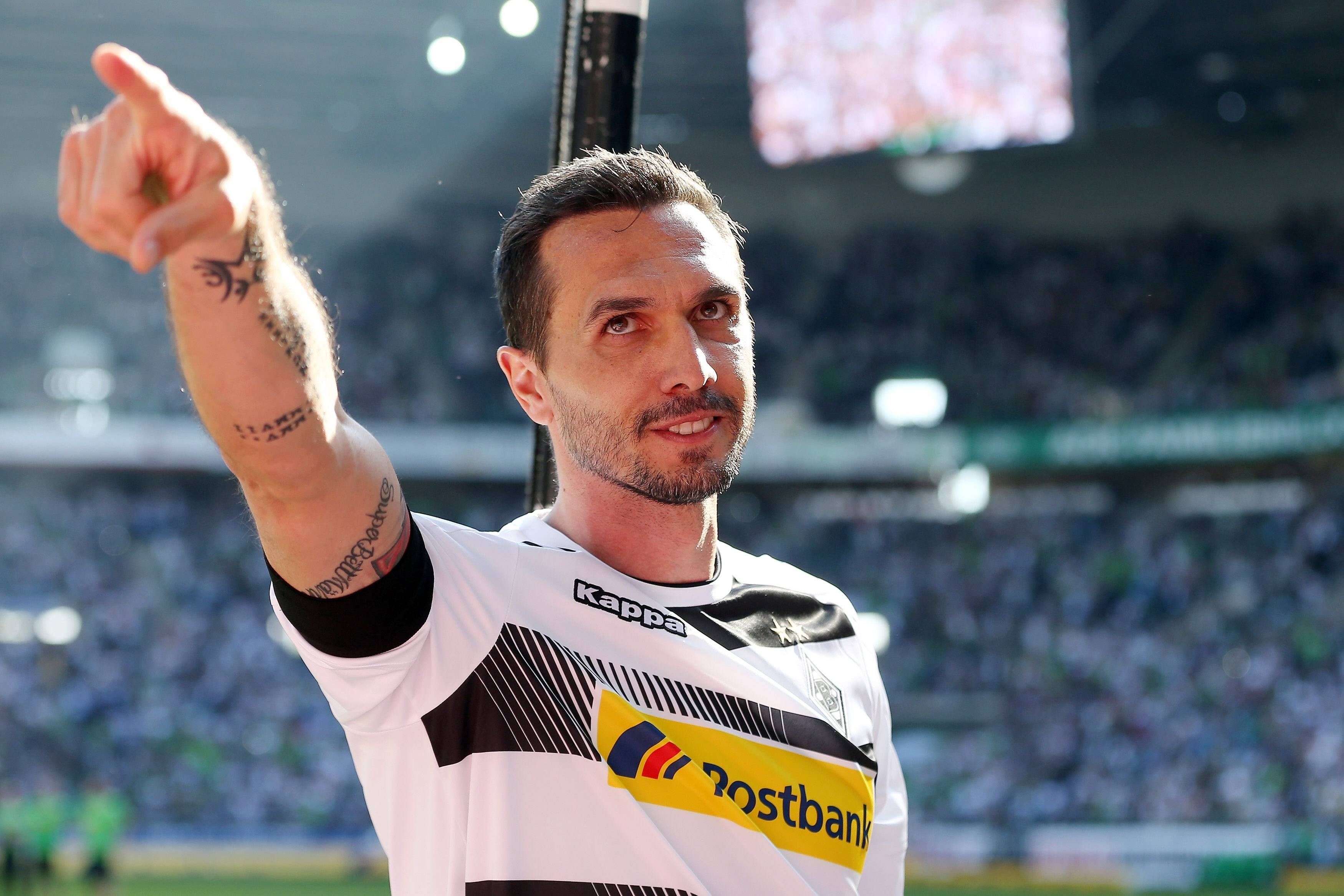 Martin Stranzl, ehemaliger Kapitän und Abwehrchef von Fußball-Bundesligist Borussia Mönchengladbach, zeigt am 7. Mai 2016 im Borussia-Park Richtung Fohlen-Fans.