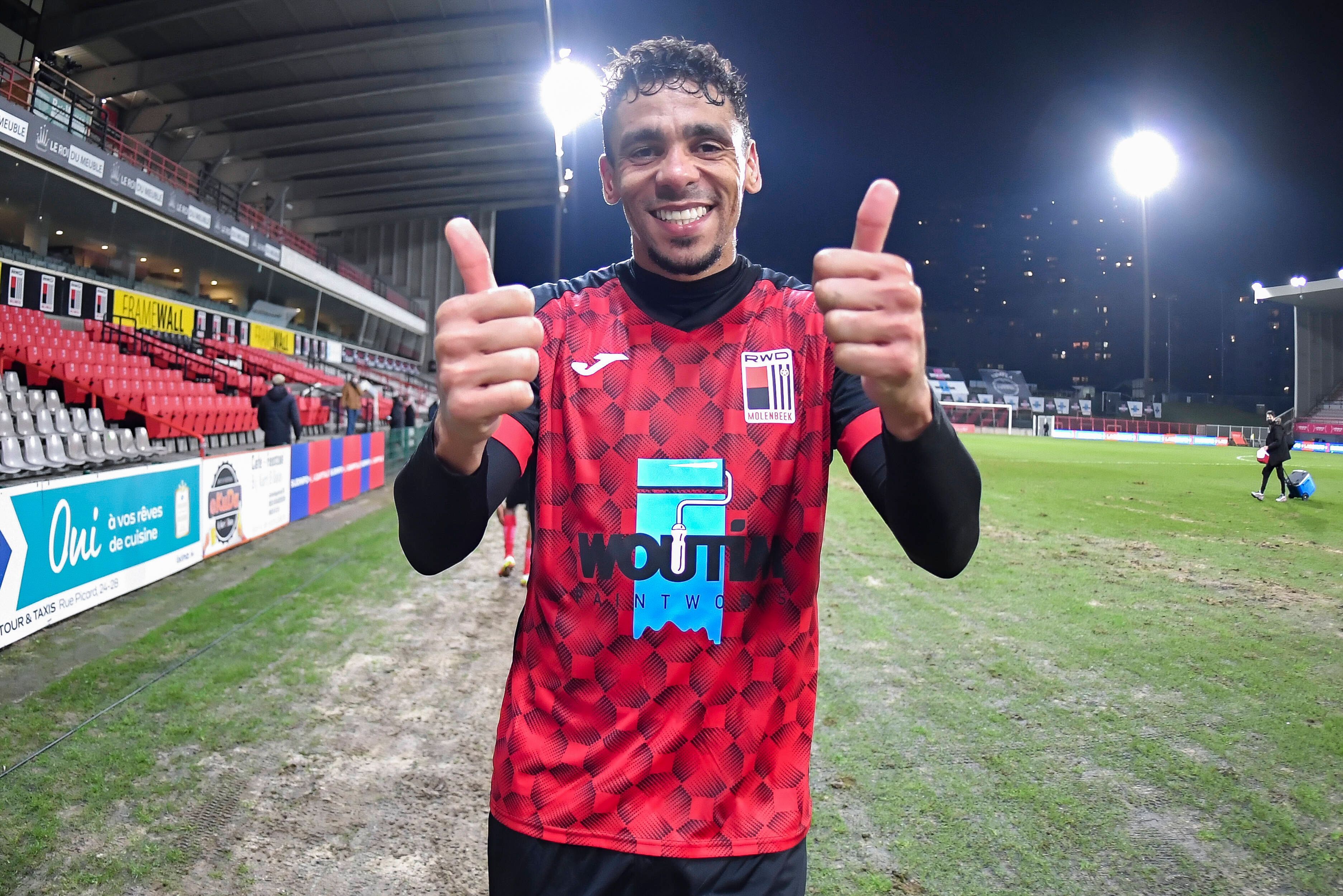 Igor de Camargo, ehemaliger Stürmer von Borussia Mönchengladbach, hat einen neuen Verein gefunden und steht nun bei RWD Molenbeek unter Vertrag. Auf diesem Foto ist der 38-Jährige am 21. Januar 2022 in Brüssel zu sehen. De Camargo macht mit beiden Händen die „Daumen hoch“-Geste.