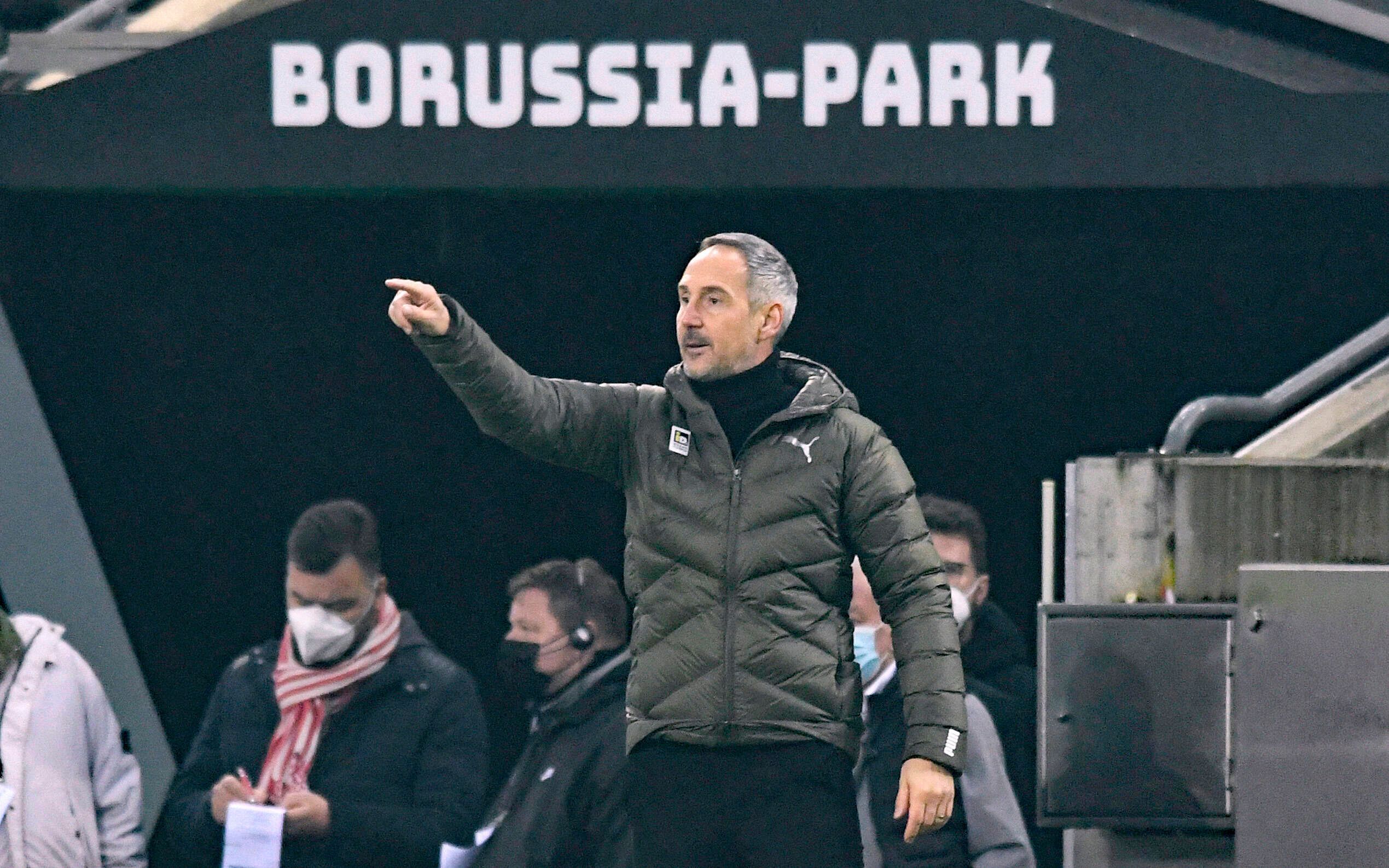 Gladbach-Trainer Adi Hütter am 22. Januar 2022 im Borussia-Park. Der Österreicher zeigt am Spielfeldrand seinen Profis die Richtung an.