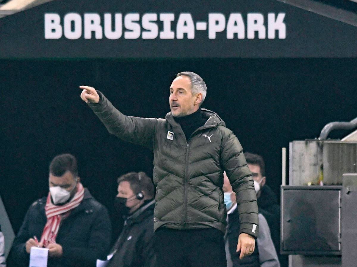 Gladbach-Trainer Adi Hütter am 22. Januar 2022 im Borussia-Park. Der Österreicher zeigt am Spielfeldrand seinen Profis die Richtung an.