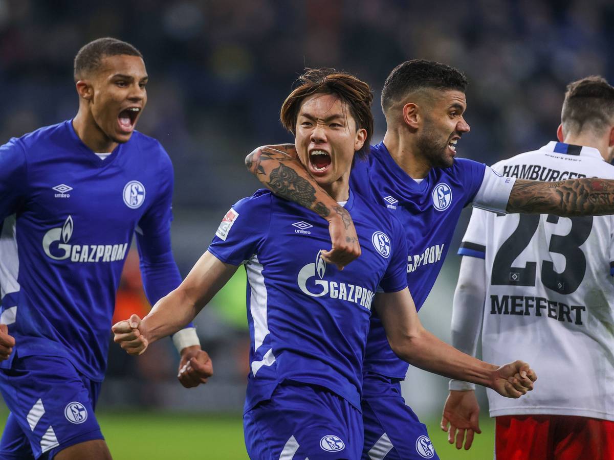 Ko Itakura (M.) jubelt im Trikot des FC Schalke am 18. Dezember 2021 über einen Treffer im Zweitliga-Duell gegen den Hamburger SV. Itakura schreit seine Freude heraus.