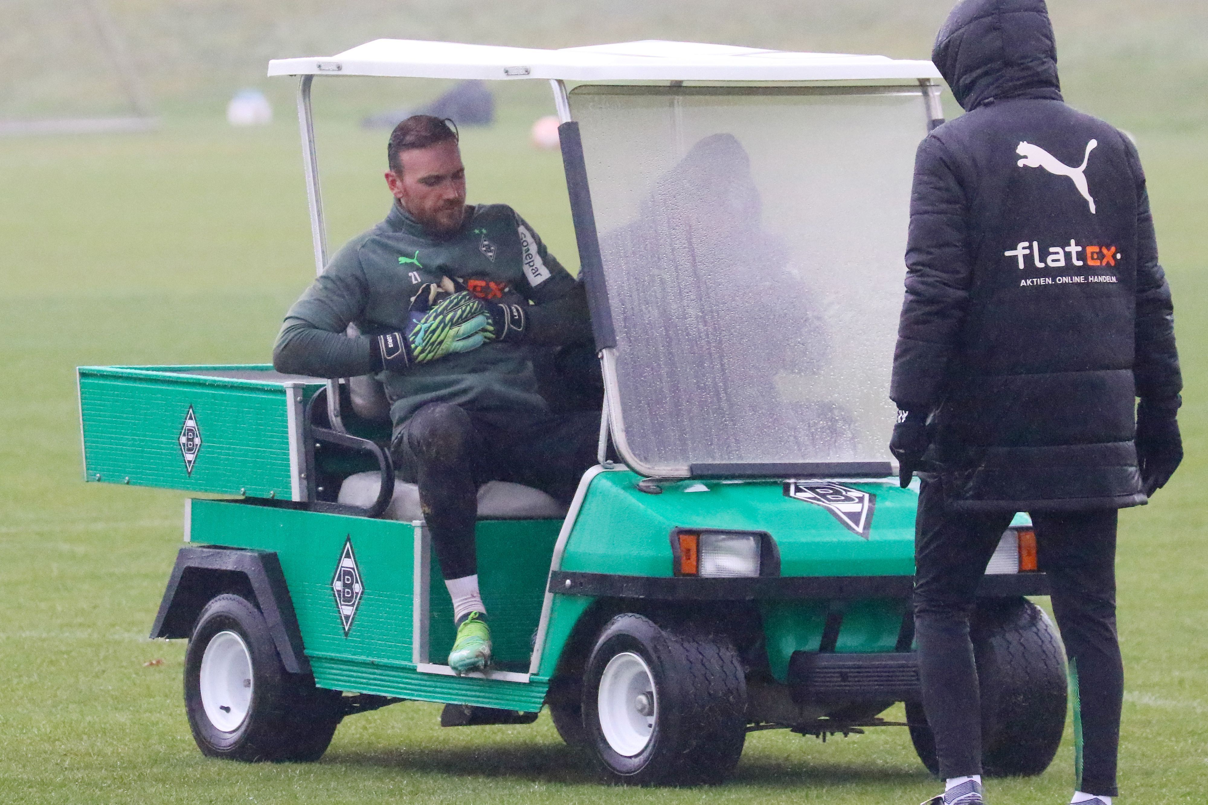 Tobias Sippel, Ersatztorhüter von Borussia Mönchengladbach, hat am Donnerstag (27. Januar 2022) verletzt das Training im Borussia-Park vorzeitig beenden müssen. Sippel wird mit einem Golf-Wagen vom Platz gefahren.