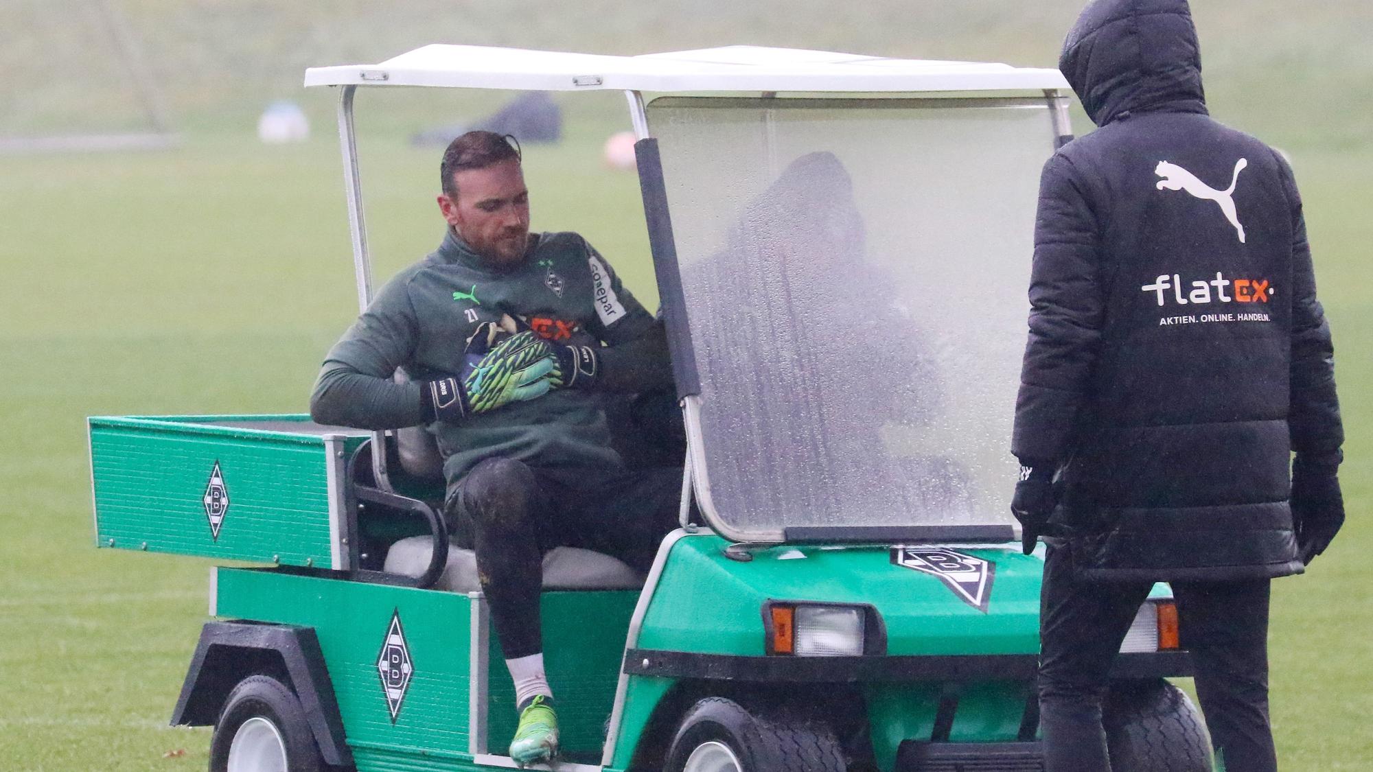 Tobias Sippel, Ersatztorhüter von Borussia Mönchengladbach, hat am Donnerstag (27. Januar 2022) verletzt das Training im Borussia-Park vorzeitig beenden müssen. Sippel wird mit einem Golf-Wagen vom Platz gefahren.
