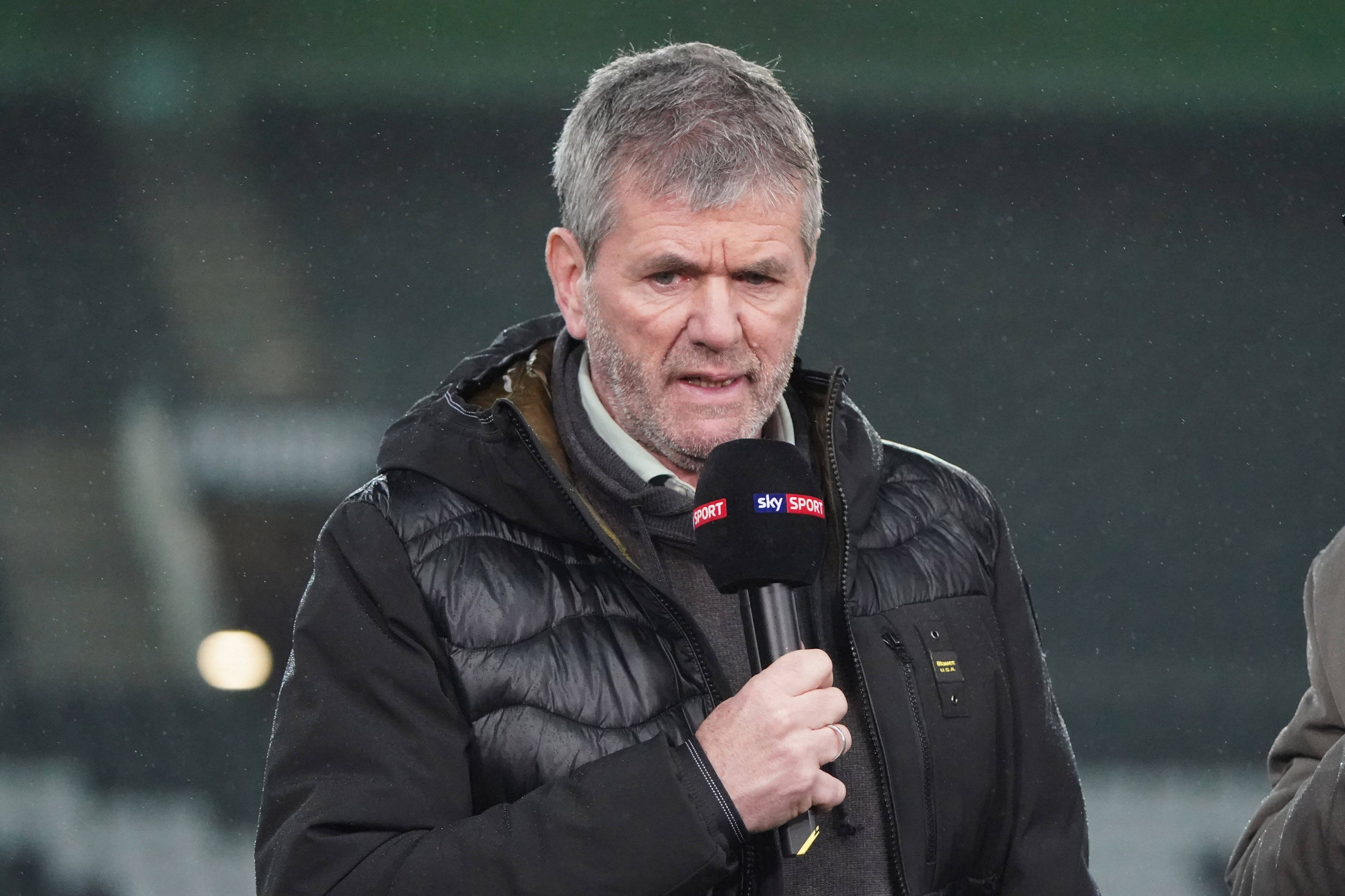 Trainer Friedhelm Funkel am 11. März 2020 im Mönchengladbacher Borussia-Park. Funkel spricht in ein Mikrofon des TV-Senders „Sky“.