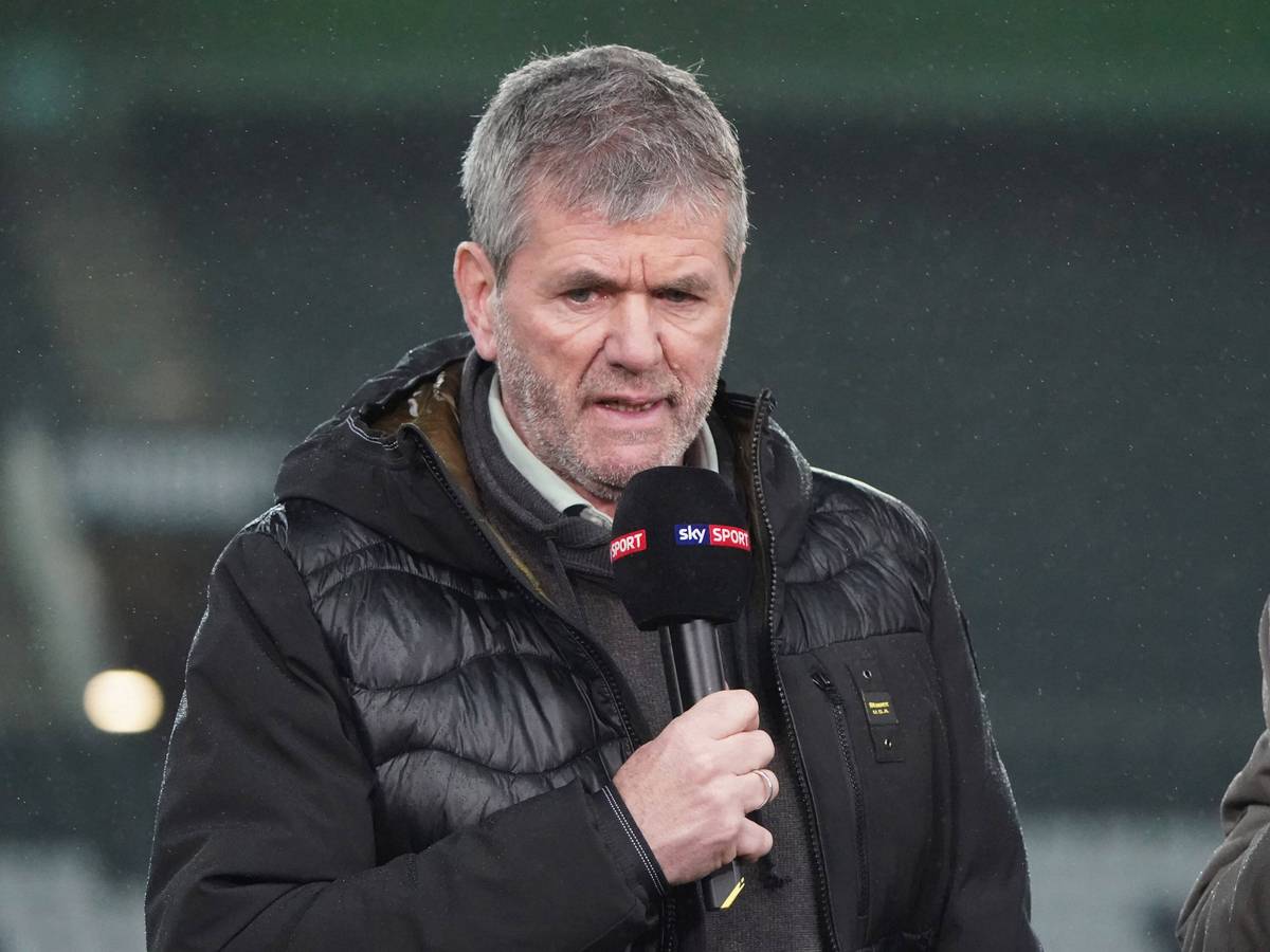 Trainer Friedhelm Funkel am 11. März 2020 im Mönchengladbacher Borussia-Park. Funkel spricht in ein Mikrofon des TV-Senders „Sky“.