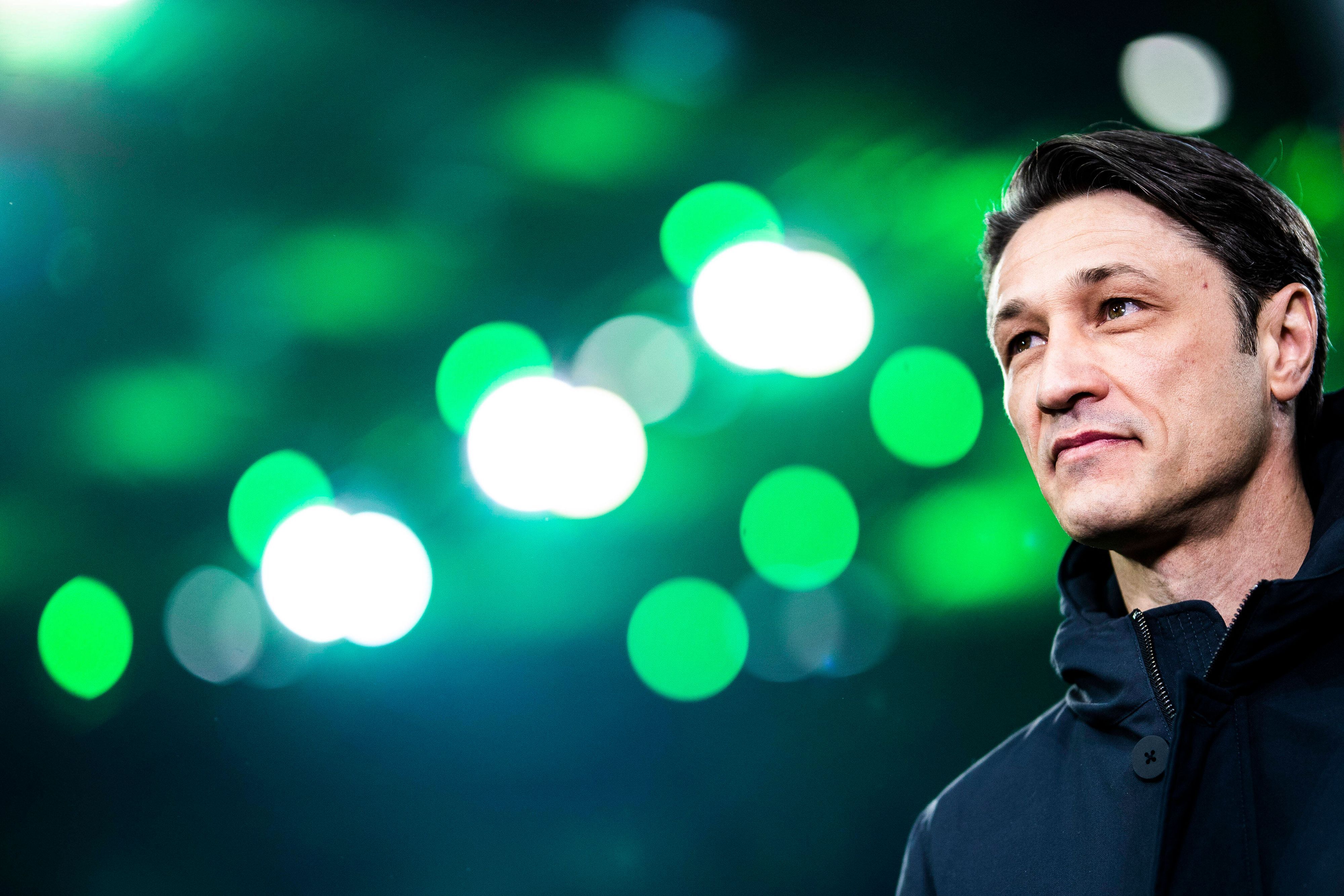 Trainer Nico Kovac ist auf Jobsuche. Auf diesem Foto ist der Fußballlehrer am 2. März 2019 als Coach von Bayern München während des Bundesliga-Duells bei Borussia Mönchengladbach im Borussia-Park zu sehen. Im Hintergrund sind grüne Lichter zu sehen.