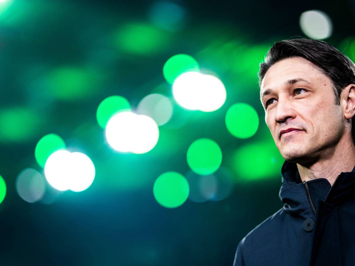 Trainer Nico Kovac ist auf Jobsuche. Auf diesem Foto ist der Fußballlehrer am 2. März 2019 als Coach von Bayern München während des Bundesliga-Duells bei Borussia Mönchengladbach im Borussia-Park zu sehen. Im Hintergrund sind grüne Lichter zu sehen.