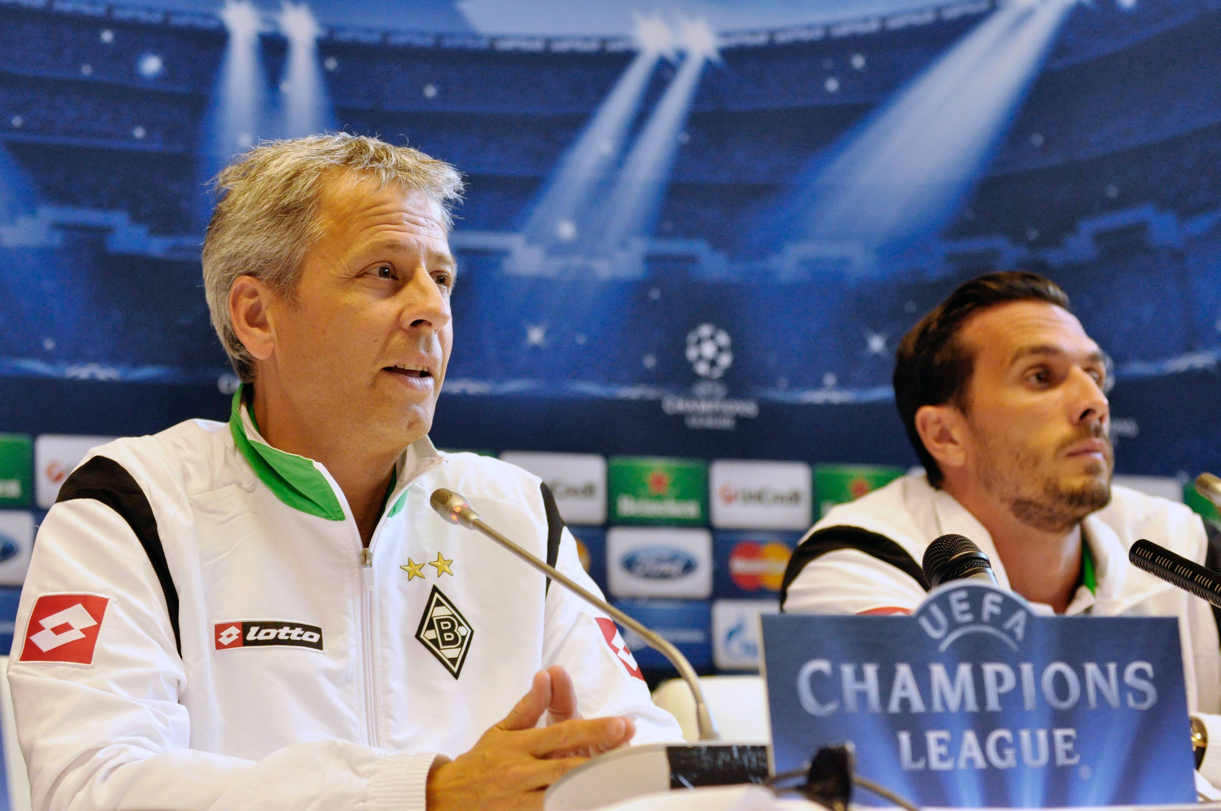 Ex-Gladbach-Kapitän Martin Stranzl (r.) und Ex-Borussia-Trainer Lucien Favre (l.) am 28. August 2012 bei einer Pressekonferenz vor dem Playoff-Duell zur UEFA Champions League gegen Dynamo Kiew in der Ukraine. Beide blicken in den Presseraum.