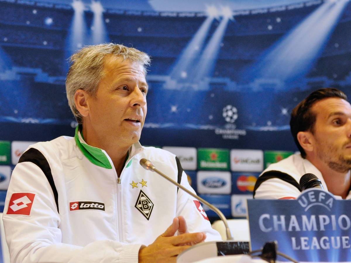 Martin Stranzl (re.), ehemaliger Kapitän und Abwehrchef von Fußball-Bundesligist Borussia Mönchengladbach, sitzt mit Trainer Lucien Favre (li.) bei einer Pressekonferenz. Dieses Foto stammt vom 28. August 2012.