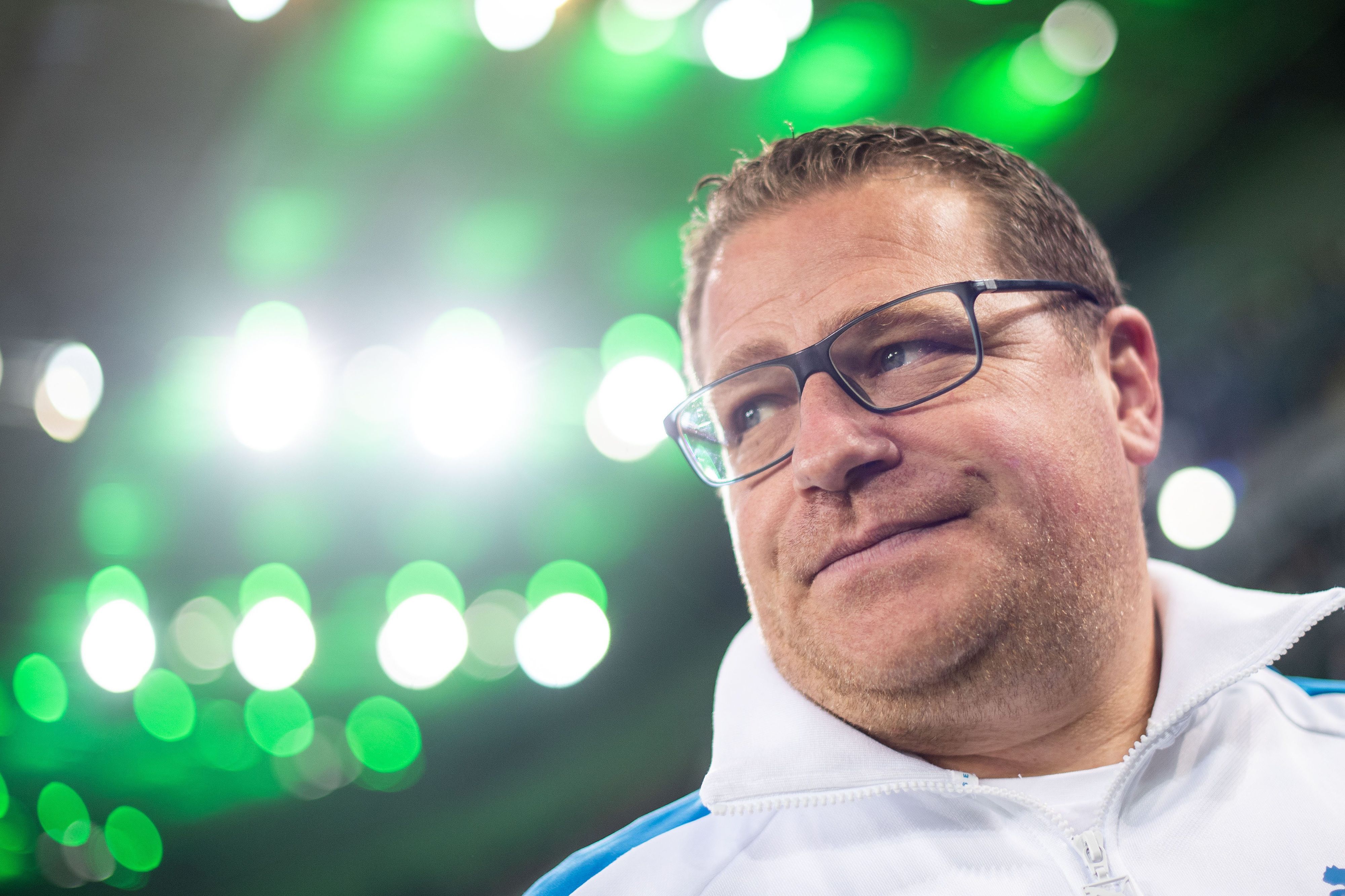 Max Eberl im grünen Licht des Borussia-Parks im Oktober 2019