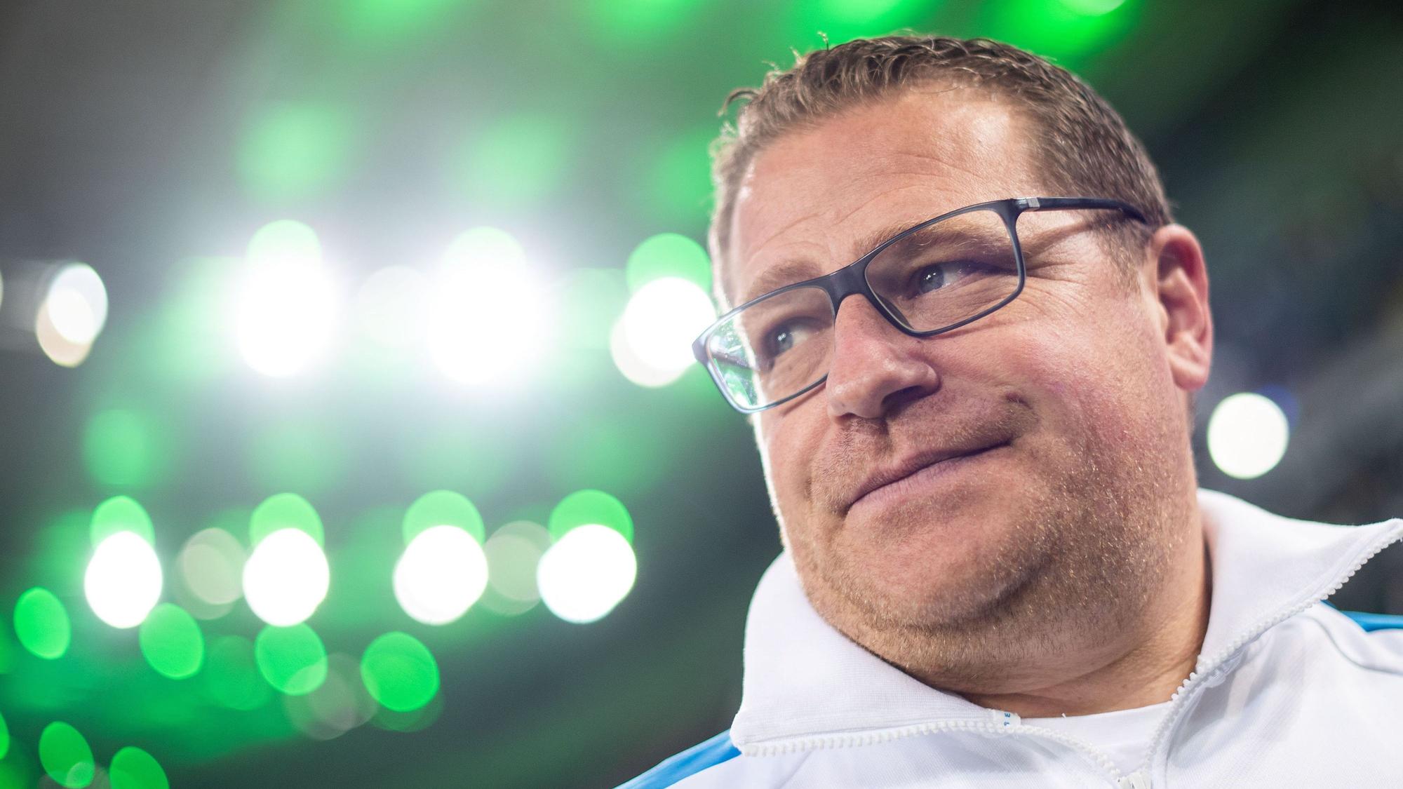 Max Eberl im grünen Licht des Borussia-Parks im Oktober 2019