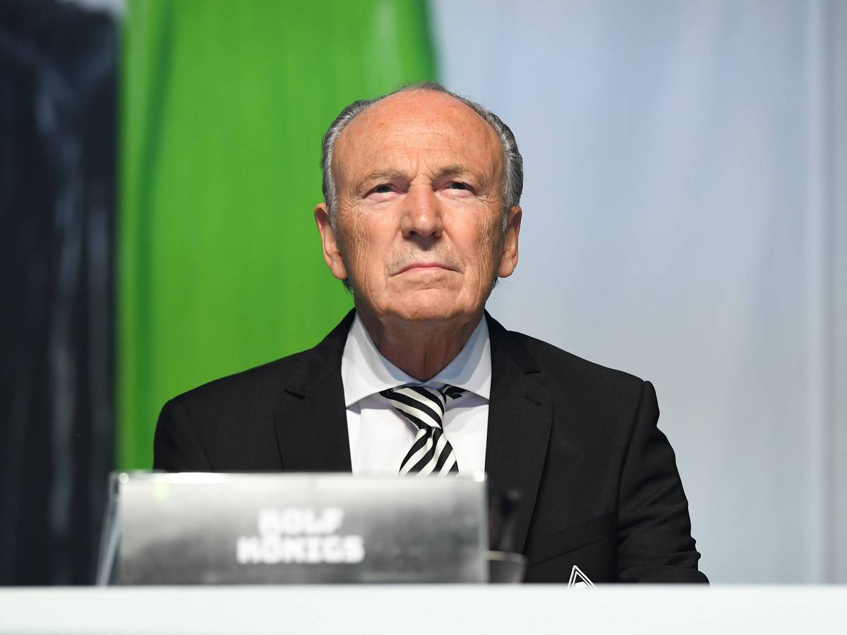 Rolf Königs, Präsident von Borussia Mönchengladbach. Auf diesem Foto ist der erfolgreiche Unternehmer und Multi-Millionär am 10. August 2021 bei der Mitgliederversammlung im Borussia-Park zu sehen. Königs blickt Richtung Südtribüne.