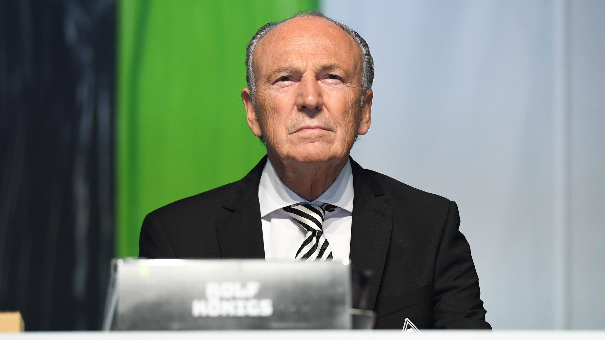 Rolf Königs, Präsident von Borussia Mönchengladbach. Auf diesem Foto ist der erfolgreiche Unternehmer und Multi-Millionär am 10. August 2021 bei der Mitgliederversammlung im Borussia-Park zu sehen. Königs blickt Richtung Südtribüne.