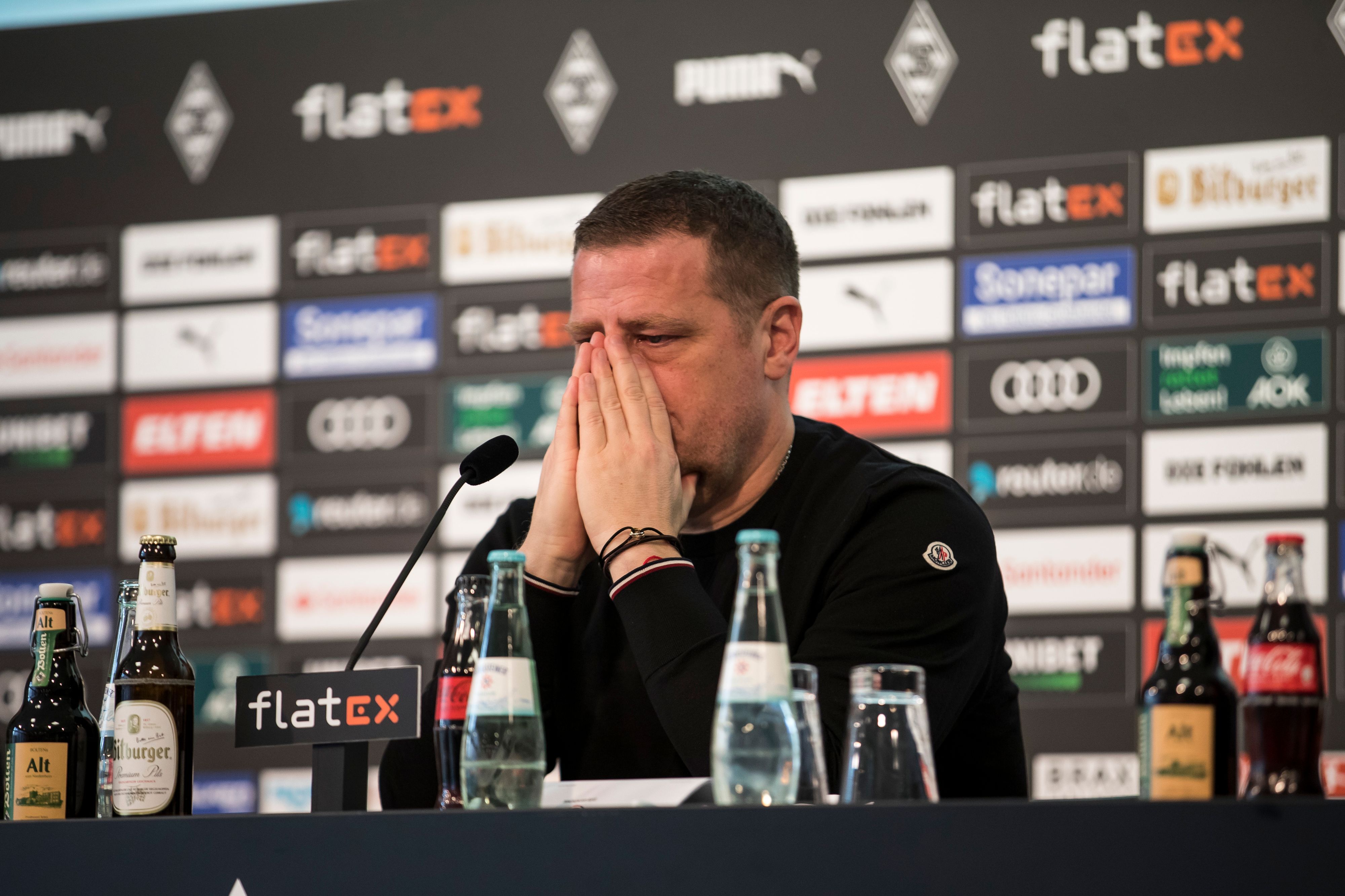 Max Eberl bei seiner Rücktritts-Pressekonferenz am 28. Januar 2022 als Sportdirektor von Fußball-Bundesligist Borussia Mönchengladbach. Inzwischen hat der 49-Jährige bei RB Leipzig angeheuert. Auf diesem Bild hält sich ein weinender Eberl die Hände vor das Gesicht.