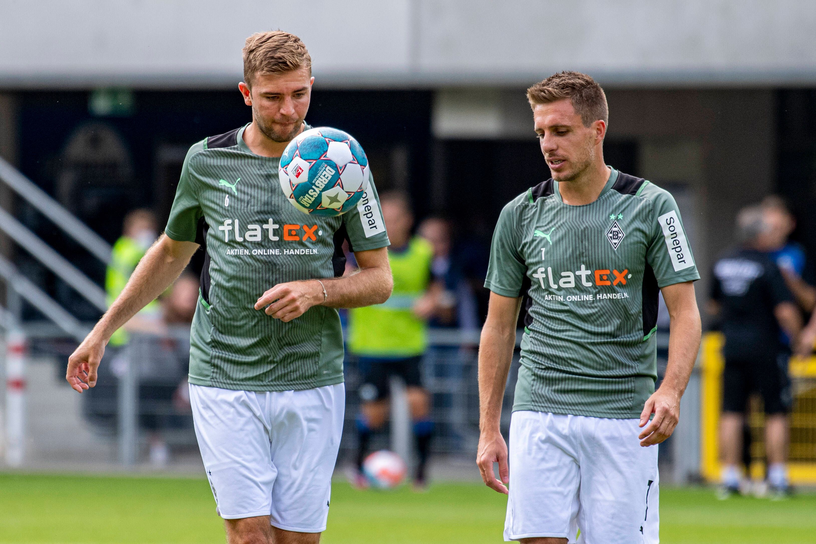 Die Gladbach-Profis Christoph Kramer (l.) und Patrick Herrmann (r.) bei einem Testspiel in Paderborn am 18. Juli 2021. Kramer kickt einen Ball in die Luft, Herrmann schaut zu ihm rüber.