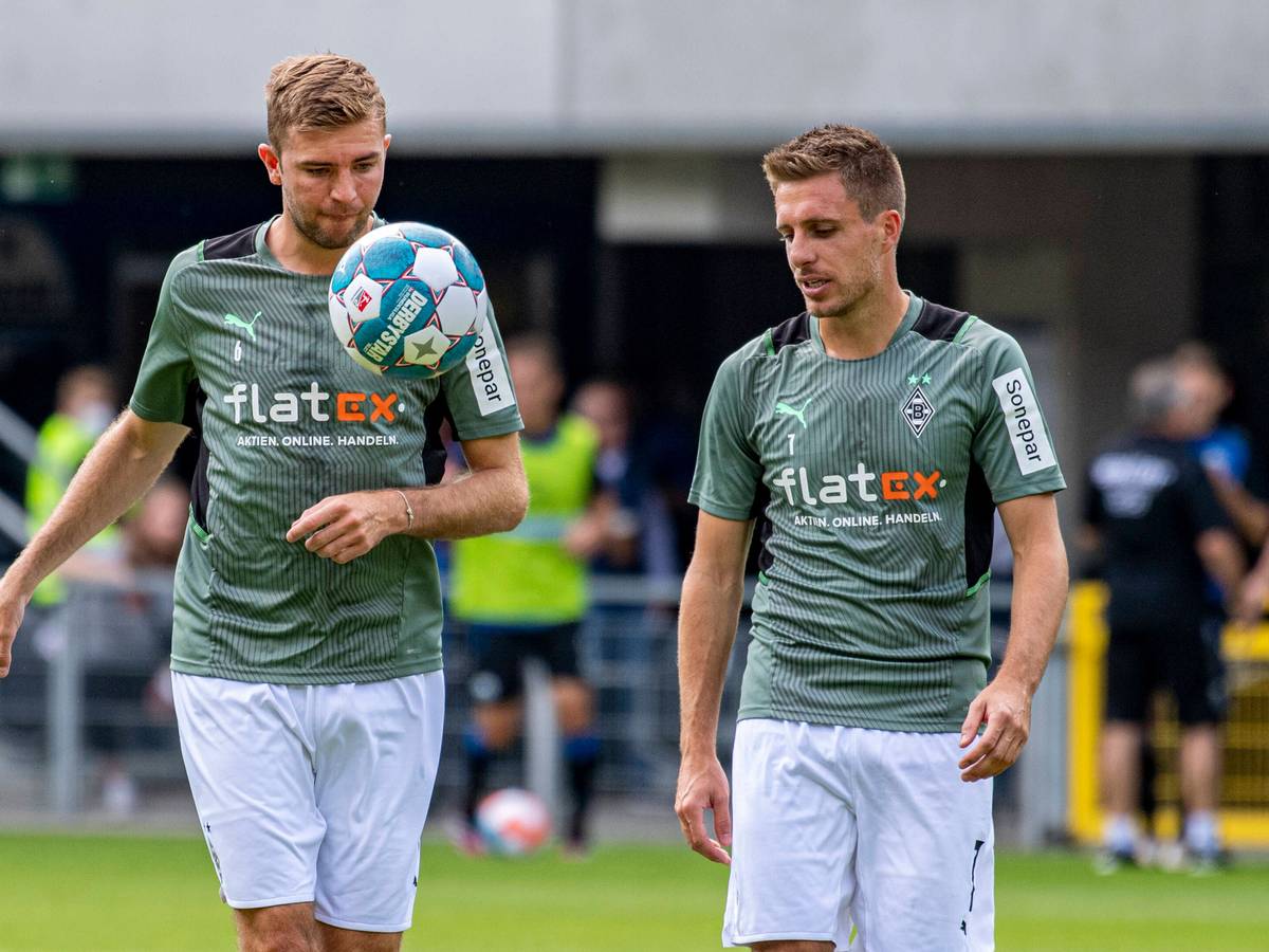 Die Gladbach-Profis Christoph Kramer (l.) und Patrick Herrmann (r.) bei einem Testspiel in Paderborn am 18. Juli 2021. Kramer kickt einen Ball in die Luft, Herrmann schaut zu ihm rüber.