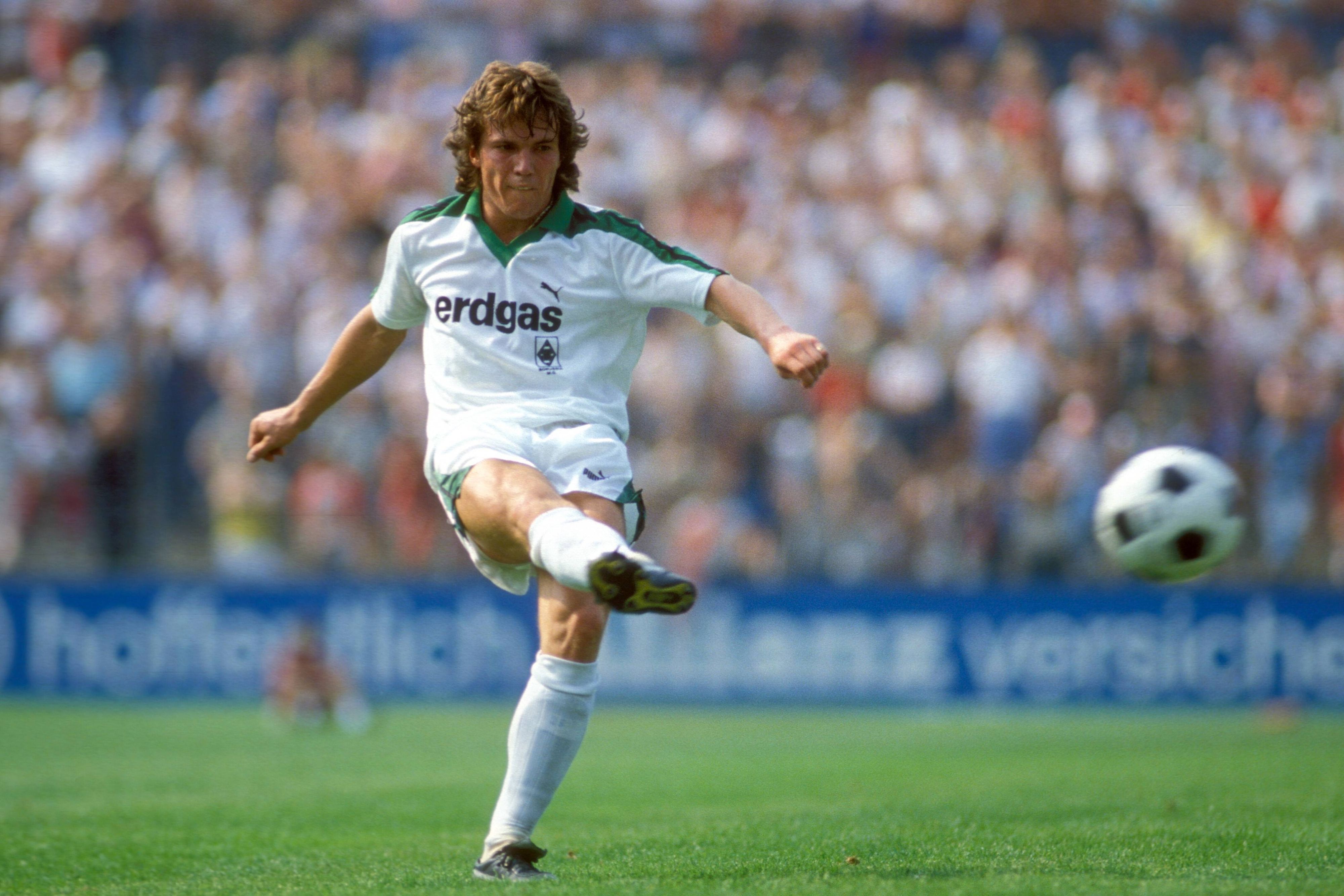 Weltmeister Lothar Matthäus im Trikot von Borussia Mönchengladbach am 20. August 1983 beim Bundesliga-Duell in Offenbach. Matthäus schießt auf das Tor.