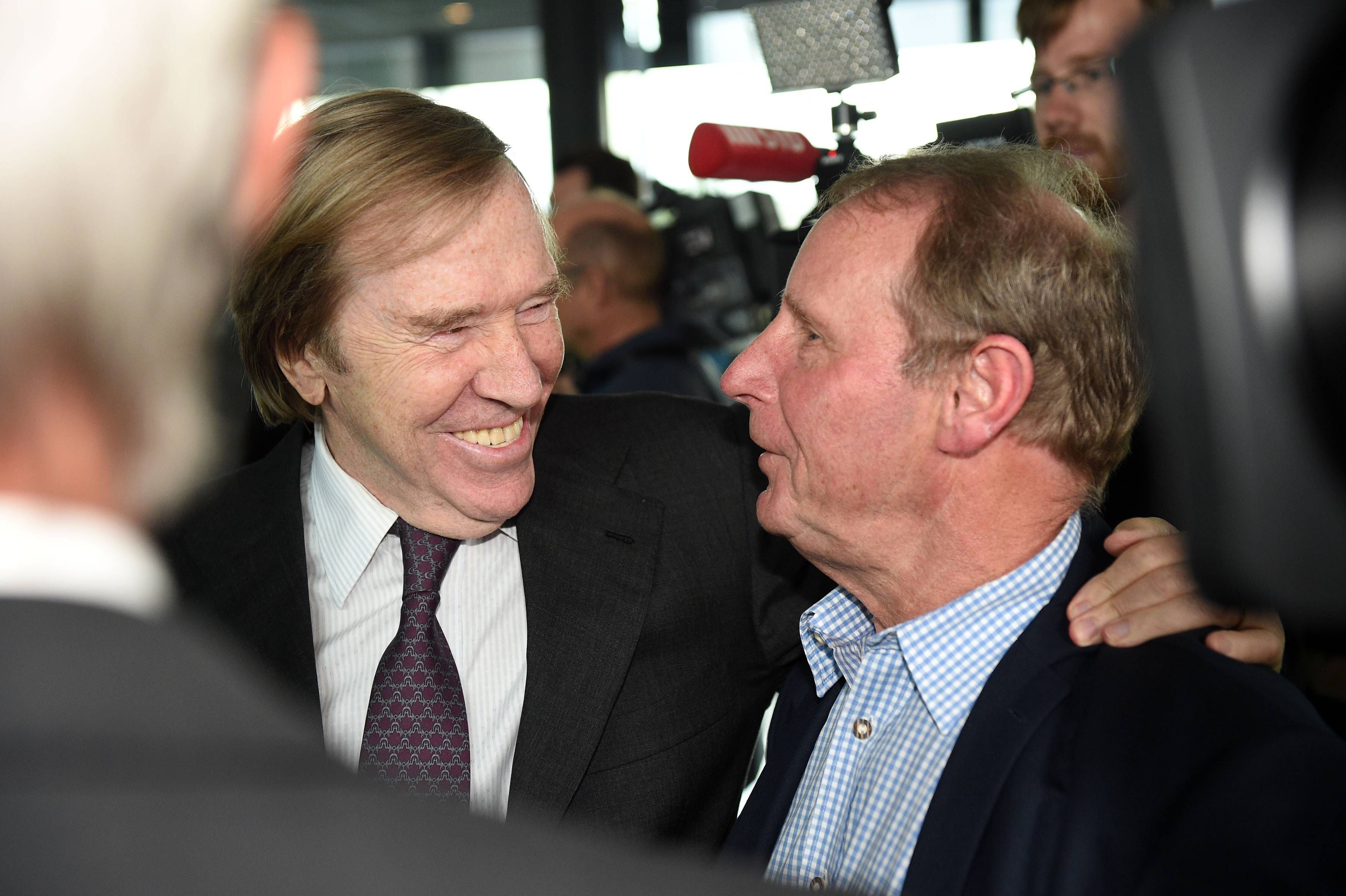 Borussia-Mönchengladbach-Legenden unter sich: Günter Netzer (l.) und Berti Vogts (r.) am 5. September 2019 im Borussia-Park. Netzer umarmt Vogts.