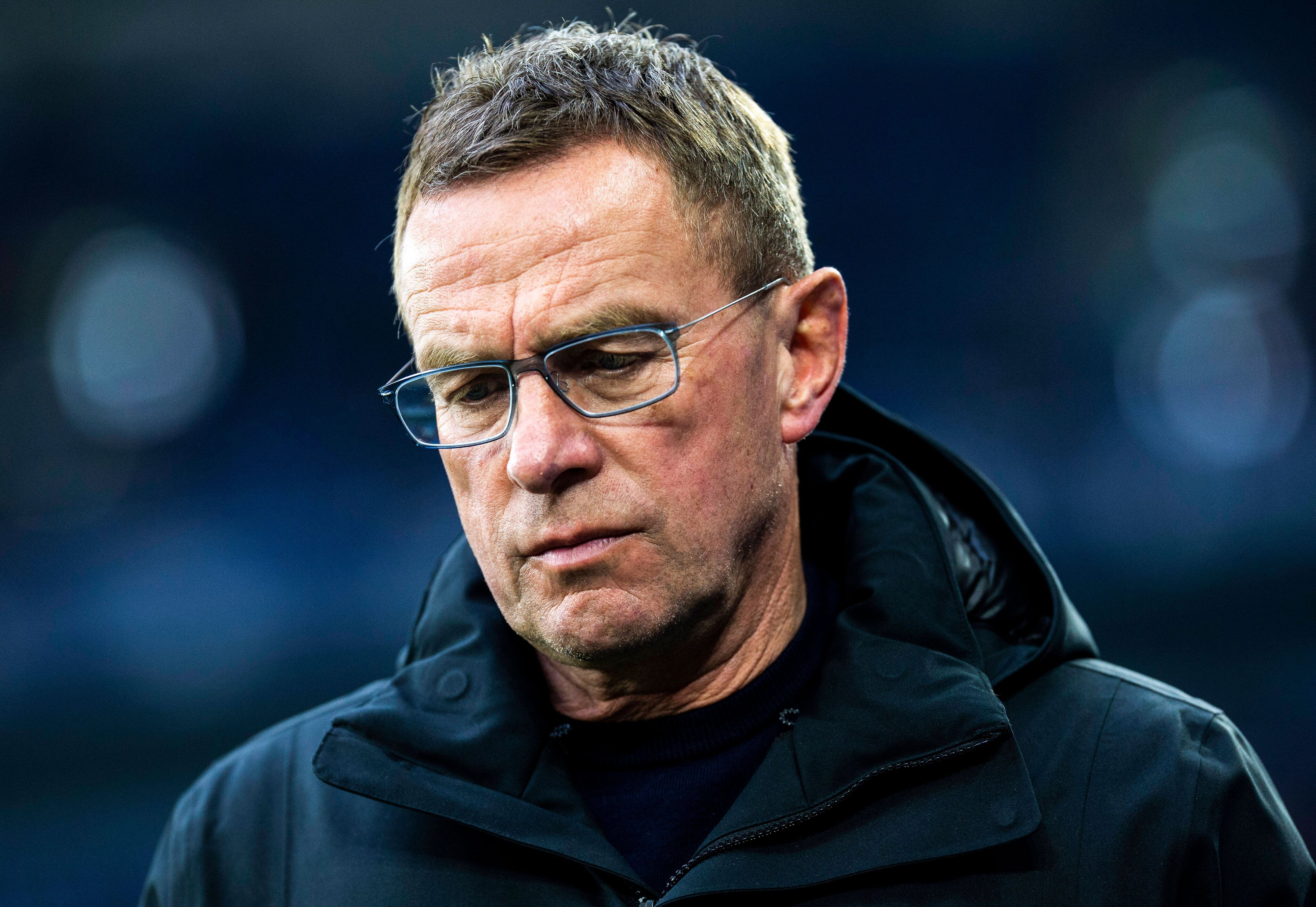 Ralf Rangnick, auf diesem Foto am 16. März 2019 in Gelsenkirchen zu sehen. Rangnick blickt nachdenklich nach unten.