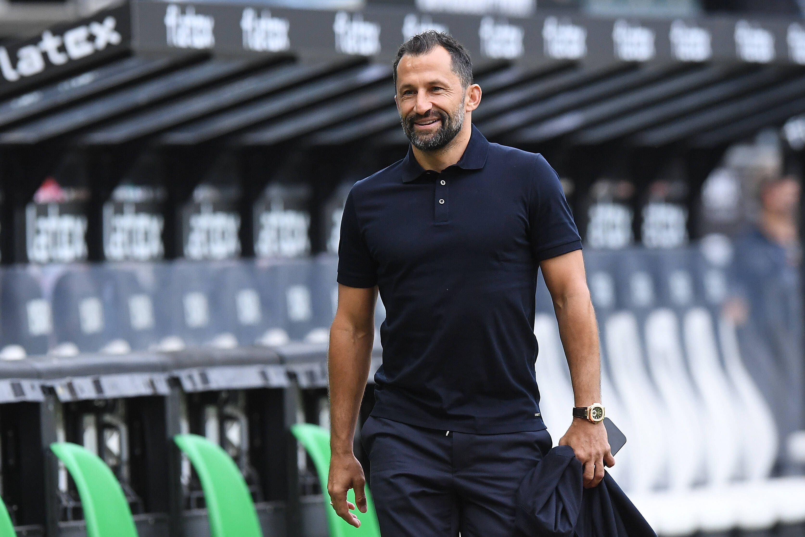 Hasan Salihamidzic im Gladbacher Borussia-Park. Auf diesem Foto ist der Sportvorstand von Bayern München am 13. August 2021 zu sehen. Salihamidzic lächelt.
