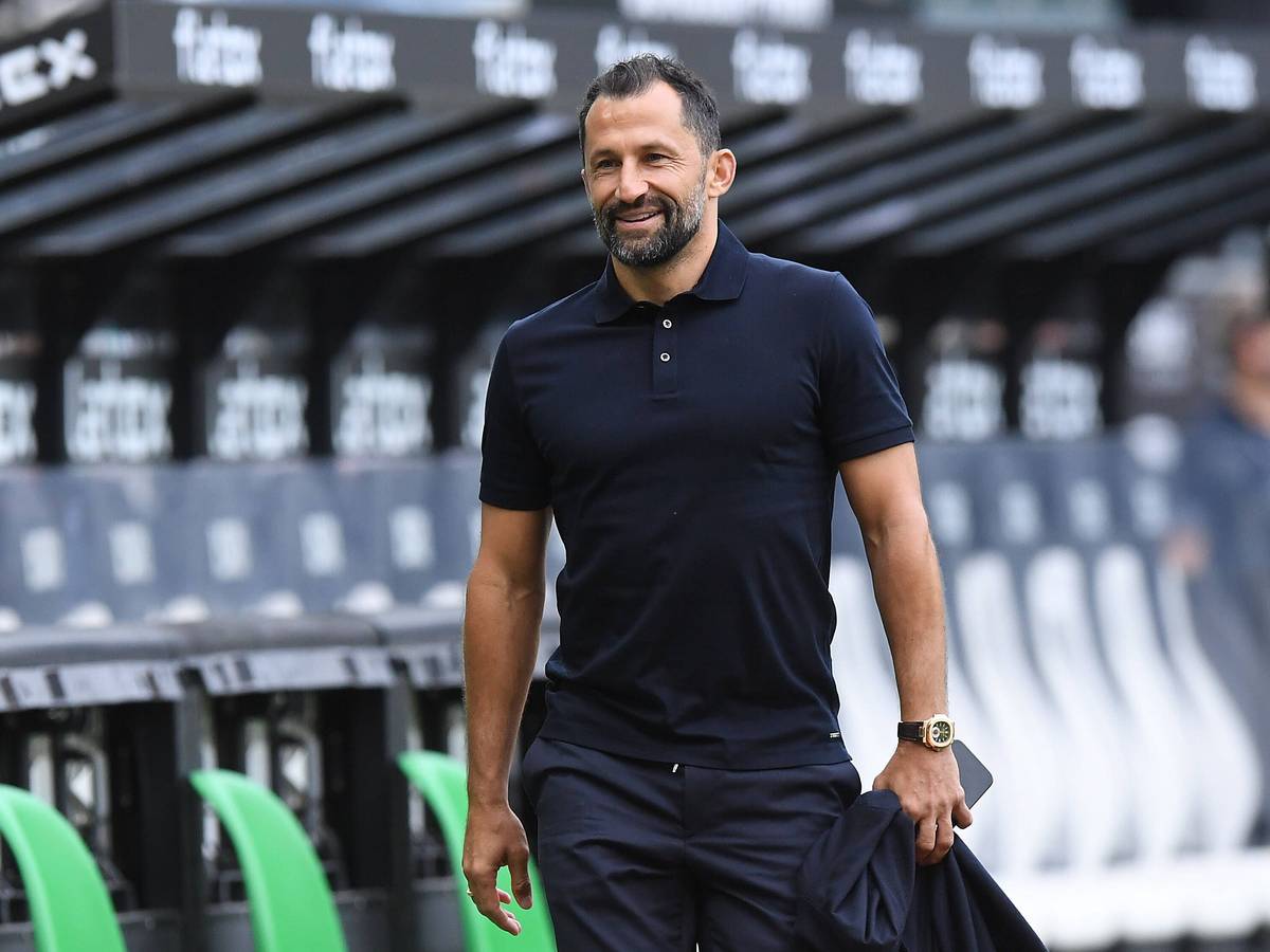 Hasan Salihamidzic im Gladbacher Borussia-Park. Auf diesem Foto ist der Sportvorstand von Bayern München am 13. August 2021 zu sehen. Salihamidzic lächelt.