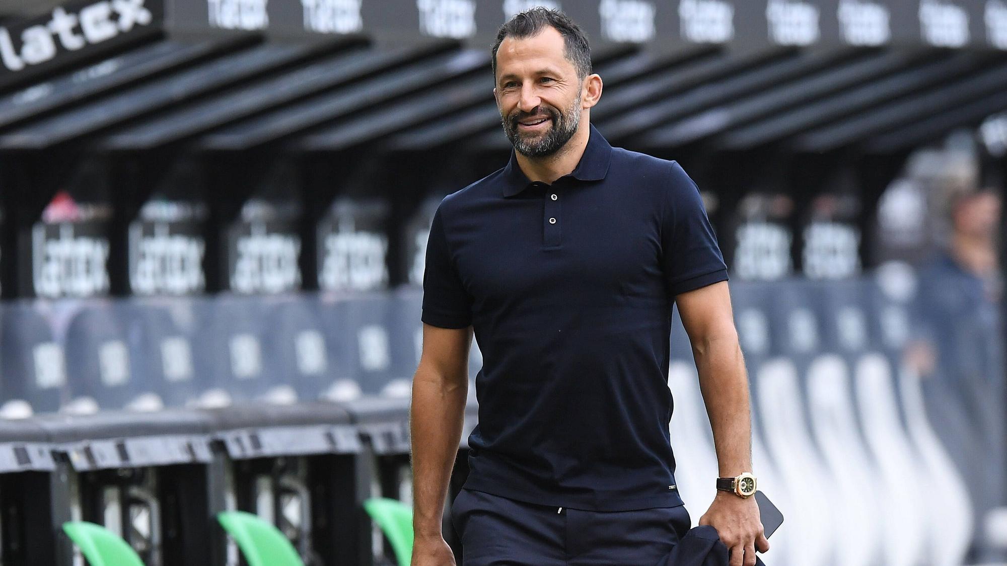 Hasan Salihamidzic im Gladbacher Borussia-Park. Auf diesem Foto ist der Sportvorstand von Bayern München am 13. August 2021 zu sehen. Salihamidzic lächelt.