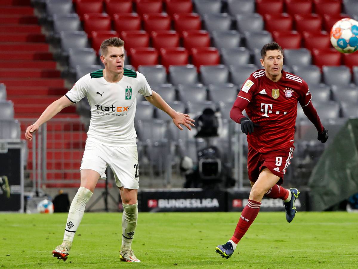 Matthias Ginter, Innenverteidiger von Borussia Mönchengladbach, im Zweikampf mit Bayern-München-Stürmer Robert Lewandowski am 7. Januar 2022 in der Allianz-Arena. Beide Spieler haben den Ball in dieser Szene im Blick.