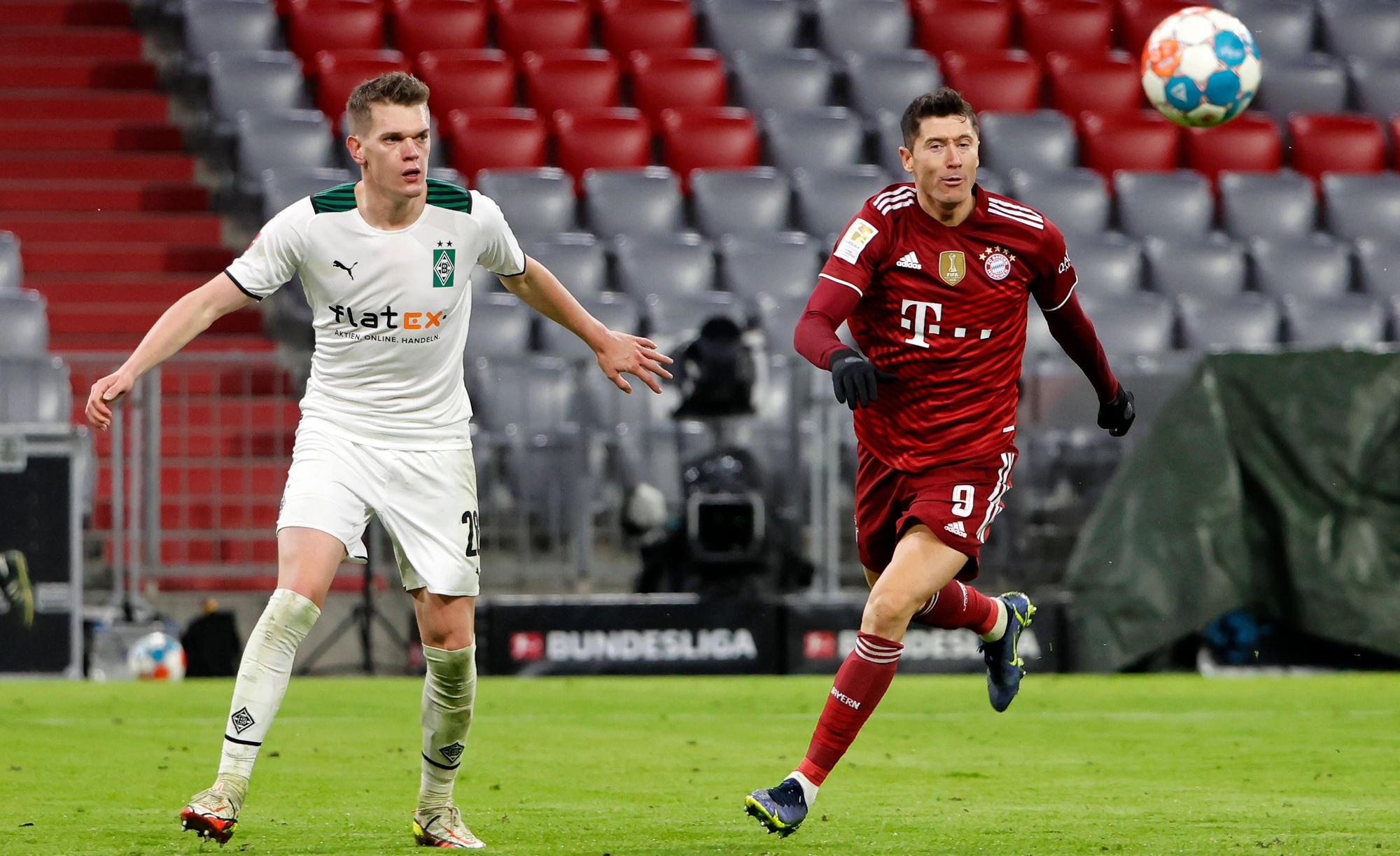 Gladbach-Verteidiger Matthias Ginter (l.) im Zweikampf mit Bayern-München-Stürmer Robert Lewandowski (r.) während des Bundesliga-Duells am 7. Januar 2022 in der Allianz-Arena. Beide Spieler haben den Ball im Blick.