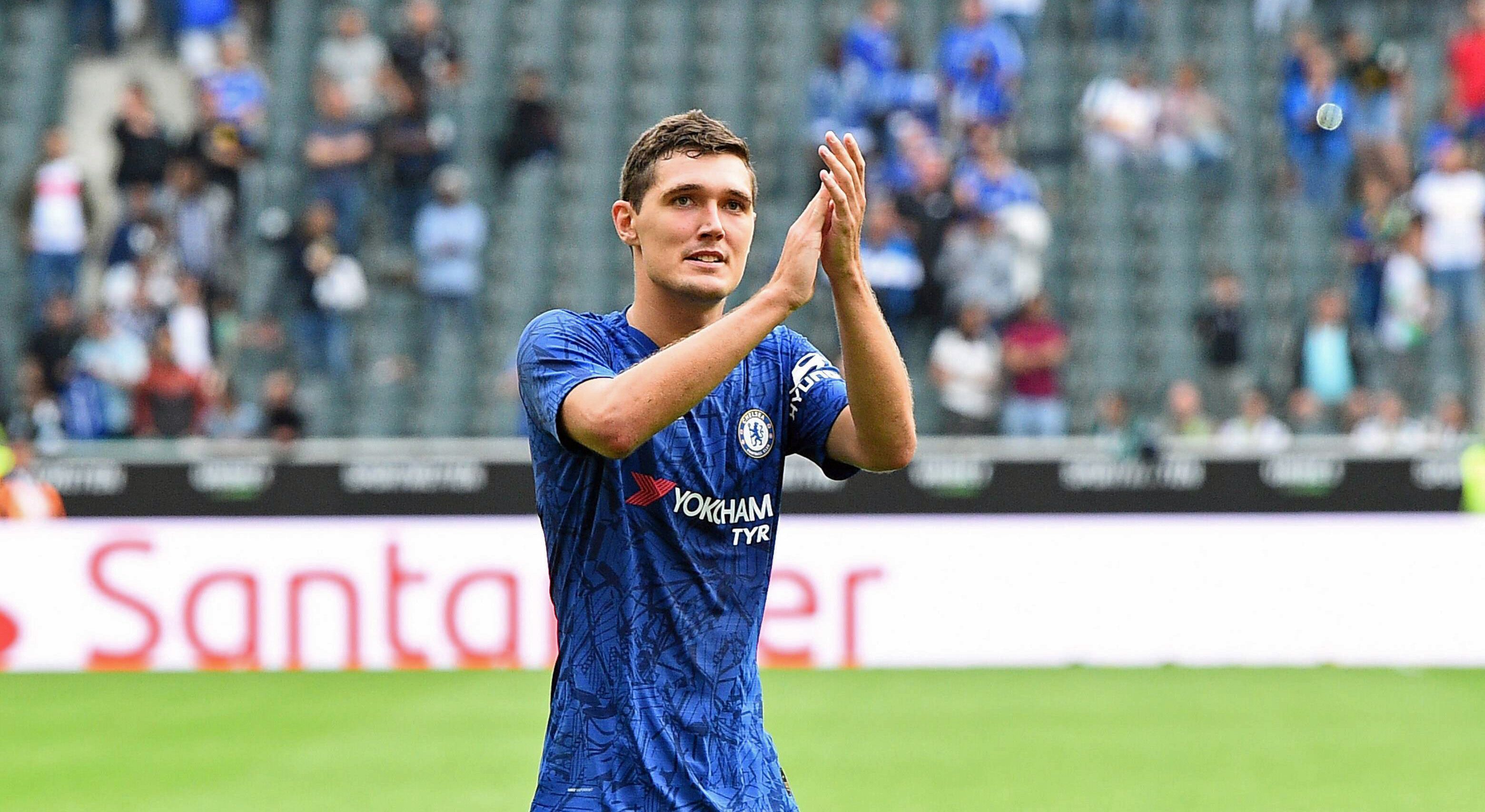 Andreas Christensen vom FC Chelsea wird am 3. August 2019 nach einem Testspiel gegen Gladbach im Borussia-Park von den Fohlen-Fans gefeiert. Der Verteidiger hatte zuvor auch beim Klub vom Niederrhein unter Vertrag gestanden. Christensen klatscht in die Hände.