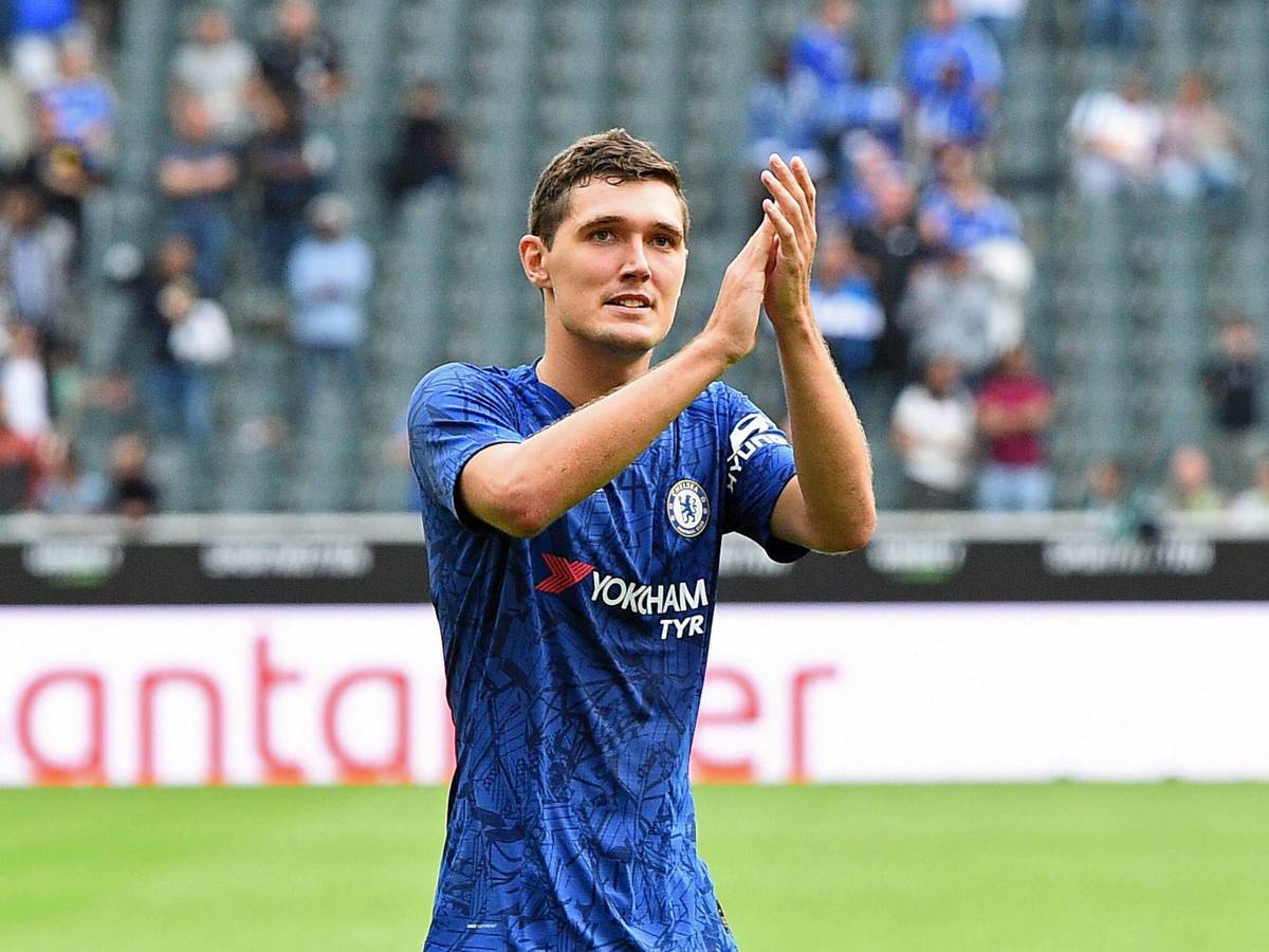 Andreas Christensen steht womöglich vor einem Wechsel zum FC Barcelona. Dieses Foto stammt vom Testspiel Borussia Mönchengladbach gegen FC Chelsea am 3. August 2019 im Borussia-Park. Christensen klatscht in Richtung der Fans.