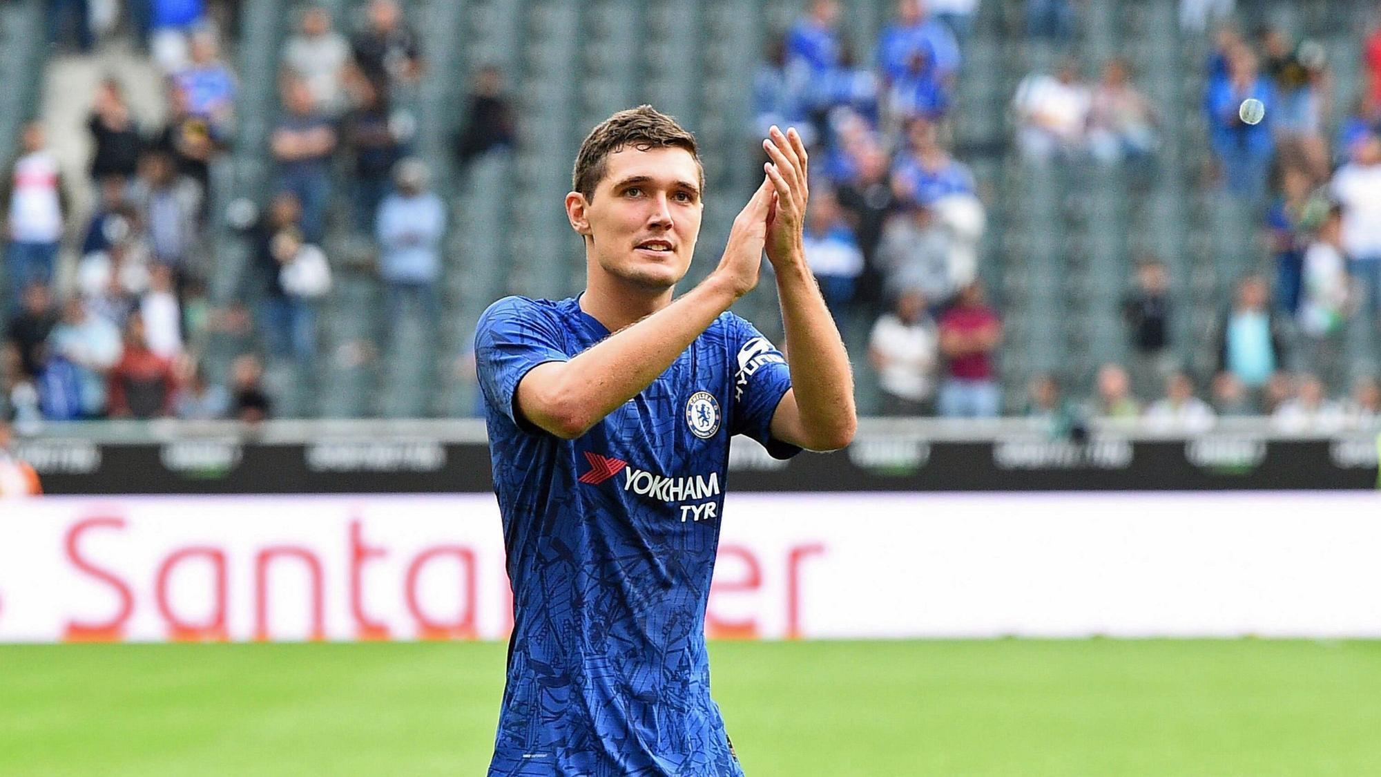 Andreas Christensen vom FC Chelsea wird am 3. August 2019 nach einem Testspiel gegen Gladbach im Borussia-Park von den Fohlen-Fans gefeiert. Der Verteidiger hatte zuvor auch beim Klub vom Niederrhein unter Vertrag gestanden. Christensen klatscht in die Hände.