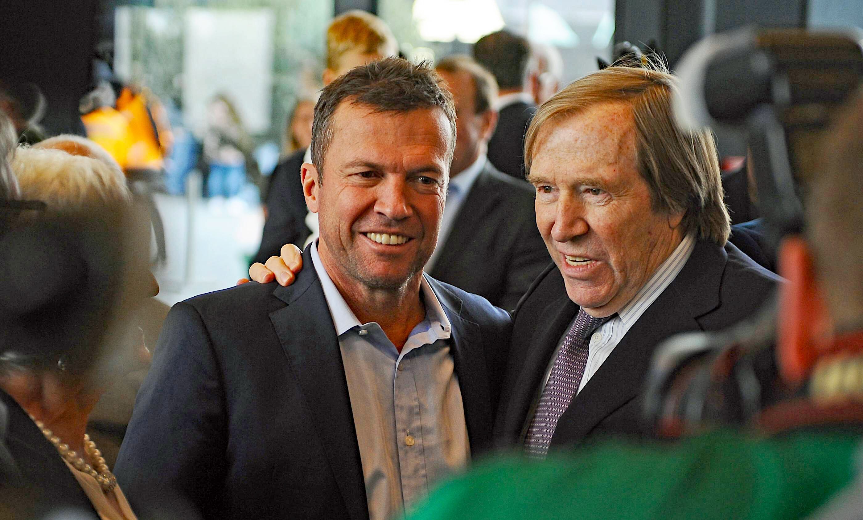 Die Ex-Gladbach-Stars Lothar Matthäus (l.) und Günter Netzer (r.) treffen sich am 3. Mai 2019 in Mönchengladbach im Borussia-Park. Beide lächeln in die Kameras der Fotografen.