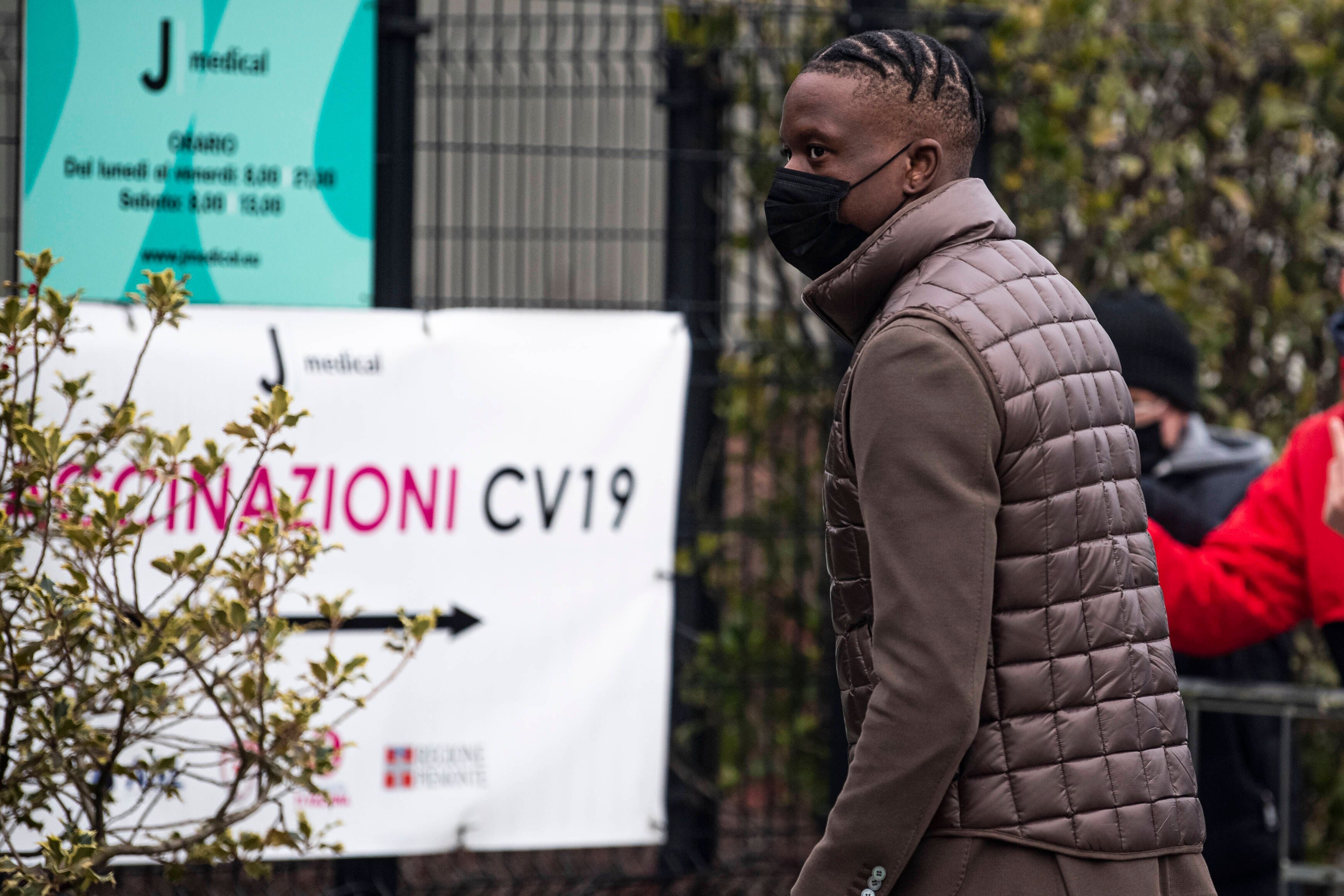 Denis Zakaria von Borussia Mönchengladbach steht unmittelbar vor einem Wechsel zu Juventus Turin. Das Foto zeigt ihn bei seiner Ankunft am Vereinsgeländer der Norditaliener.