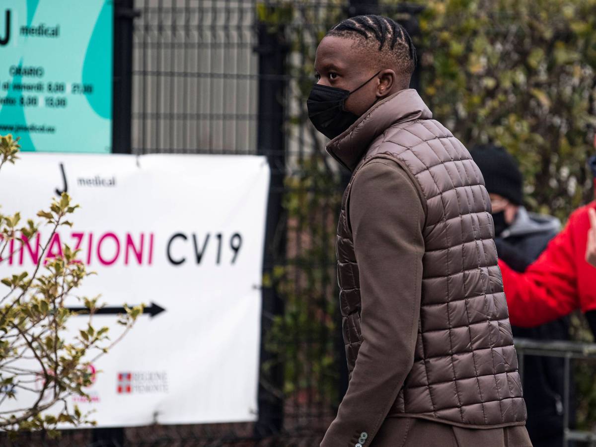 Denis Zakaria von Borussia Mönchengladbach steht unmittelbar vor einem Wechsel zu Juventus Turin. Das Foto zeigt ihn bei seiner Ankunft am Vereinsgeländer der Norditaliener.