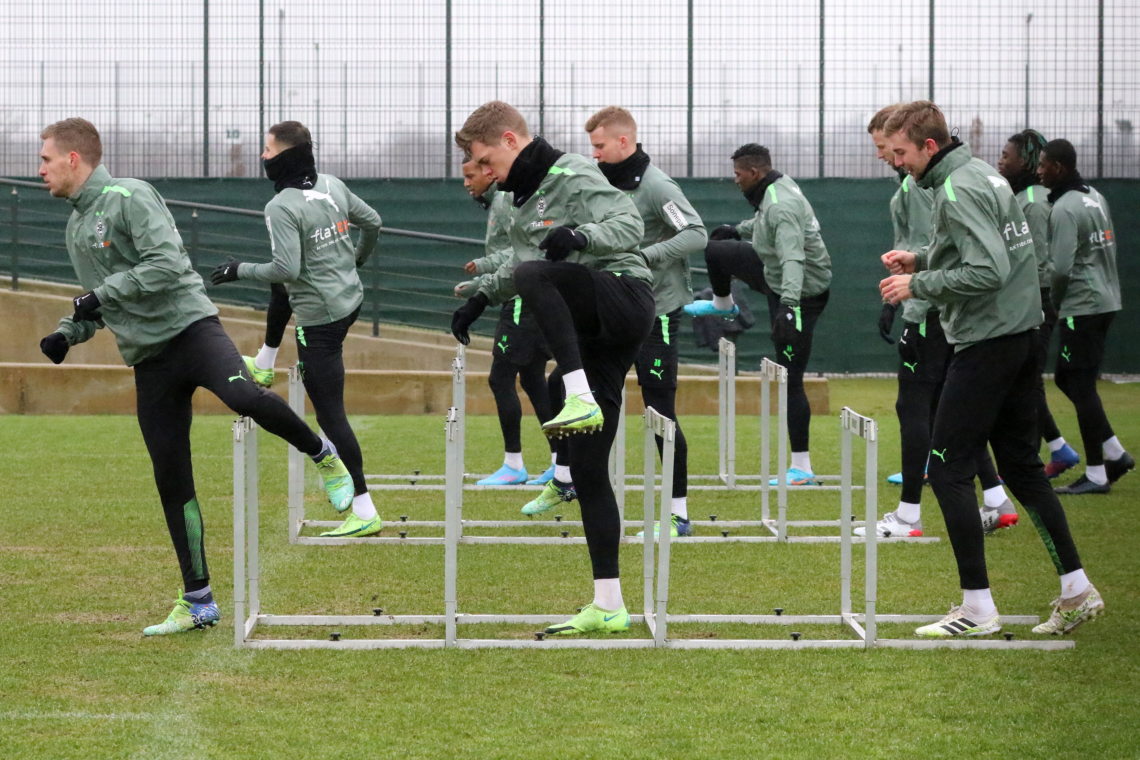 20 Spieler standen Trainer Adi Hütter im ersten Training der neuen Woche am 1. Februar 2022 bei Borussia Mönchengladbach zur Verfügung. Das Foto zeigt sie beim Hürdenlauf.