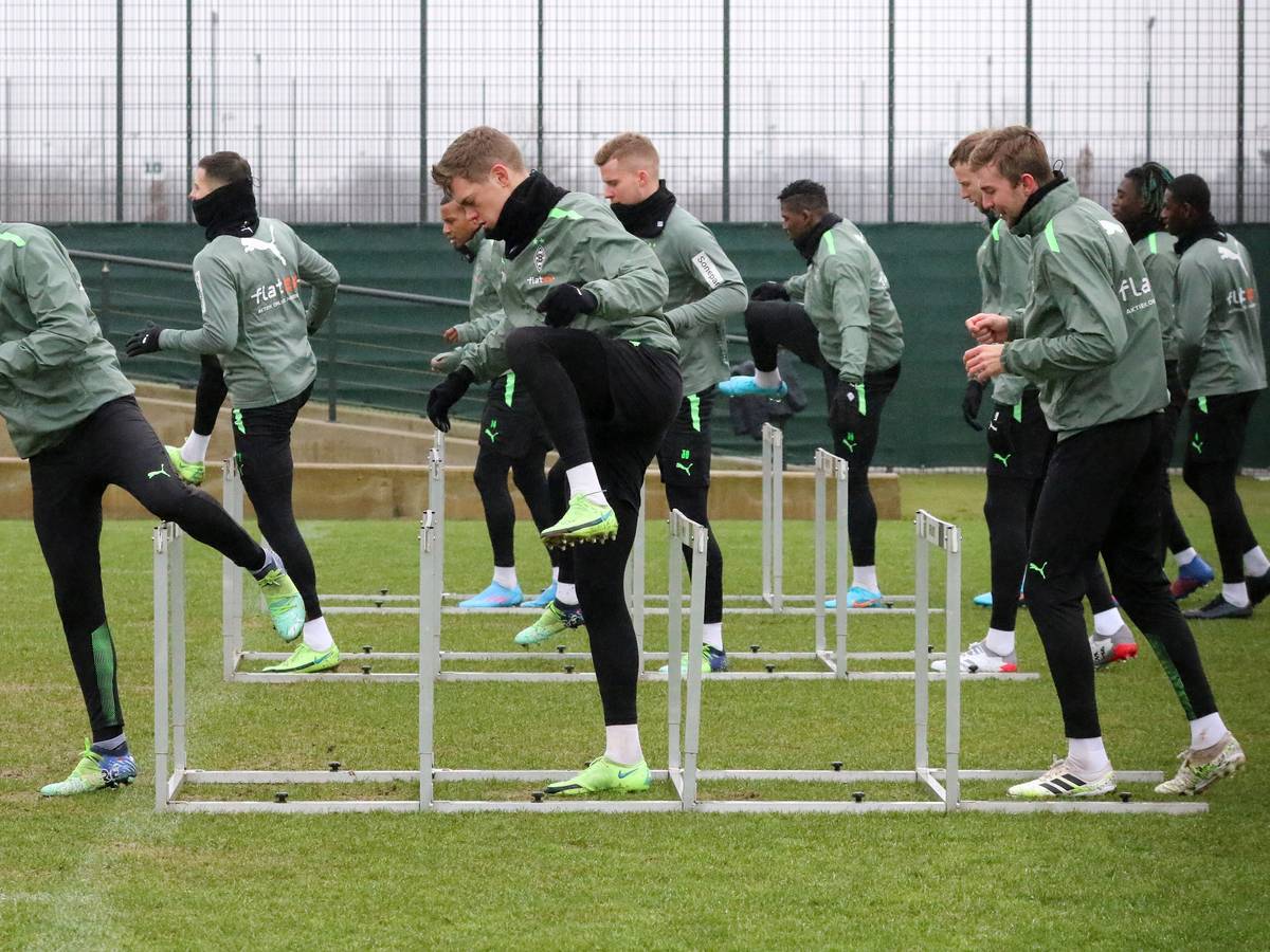 20 Spieler standen Trainer Adi Hütter im ersten Training der neuen Woche am 1. Februar 2022 bei Borussia Mönchengladbach zur Verfügung. Das Foto zeigt sie beim Hürdenlauf.