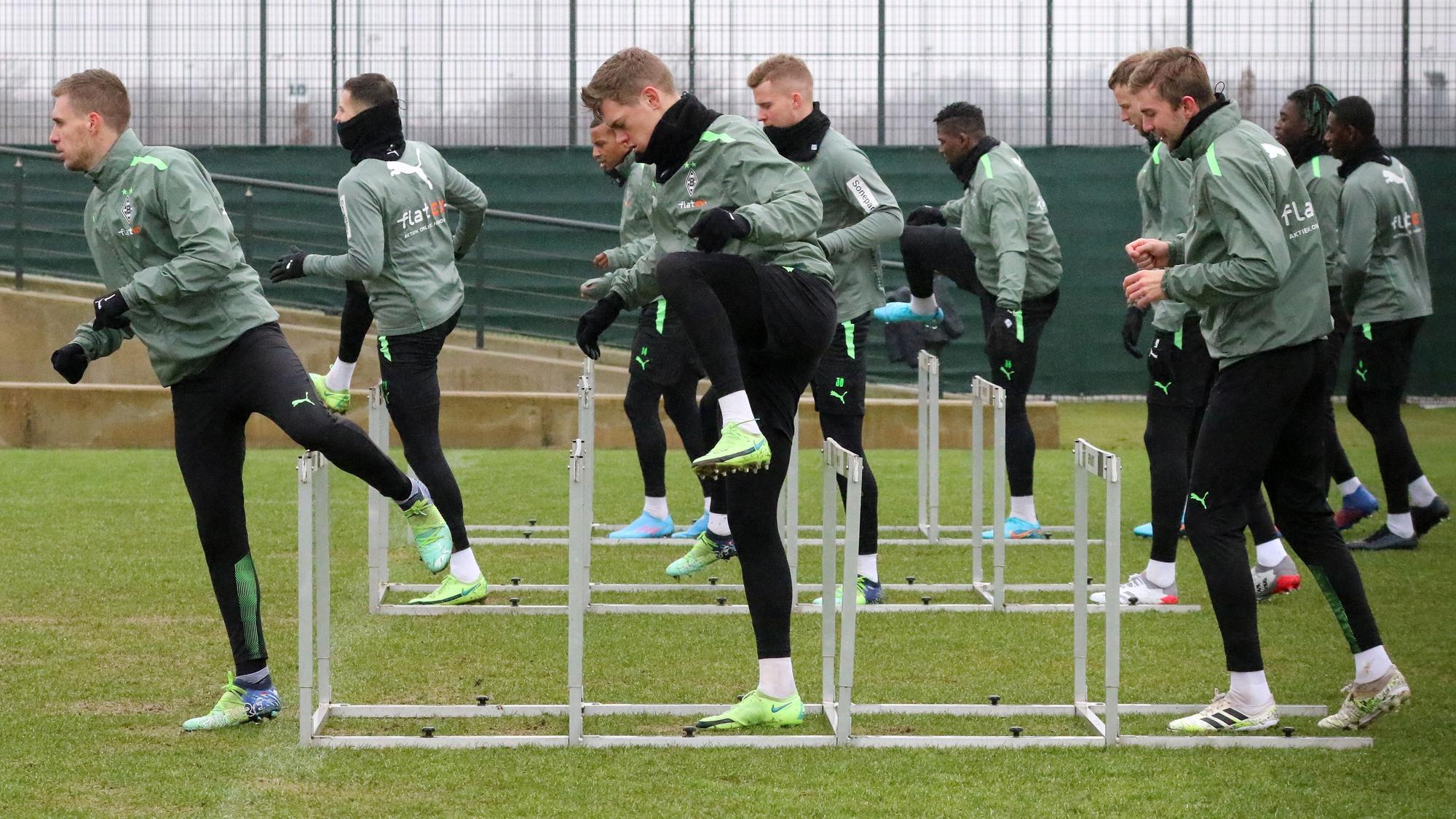20 Spieler standen Trainer Adi Hütter im ersten Training der neuen Woche am 1. Februar 2022 bei Borussia Mönchengladbach zur Verfügung. Das Foto zeigt sie beim Hürdenlauf.